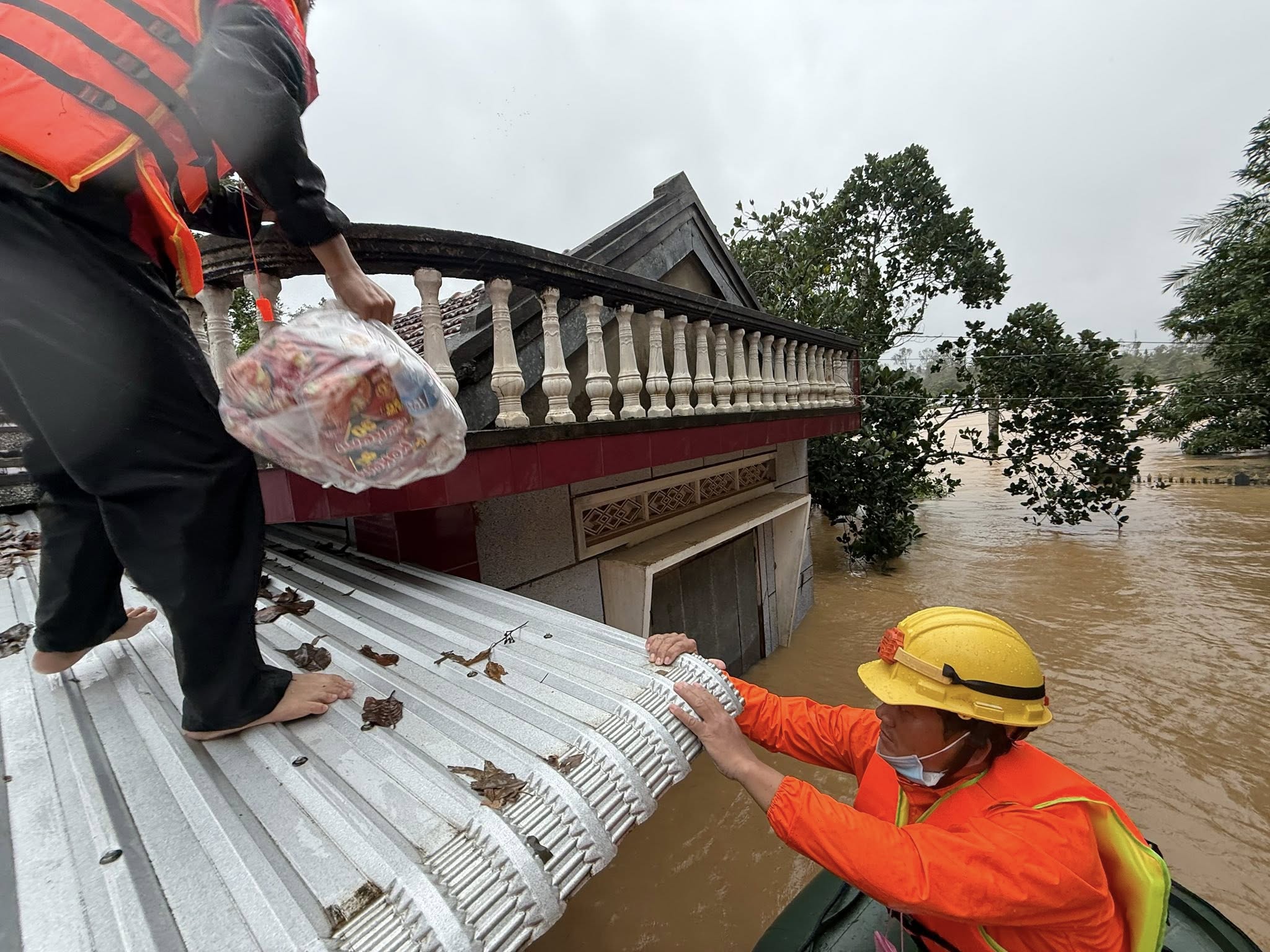 Người Hà Tĩnh lên mái nhà trao đồ ăn giúp người Đắk Lắk: 'An toàn nhé!'- Ảnh 4.