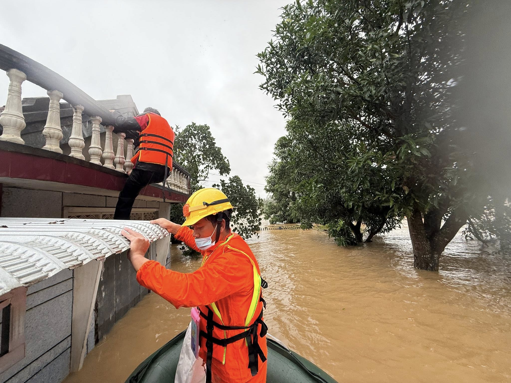 Người Hà Tĩnh lên mái nhà trao đồ ăn giúp người Đắk Lắk: 'An toàn nhé!'- Ảnh 1.