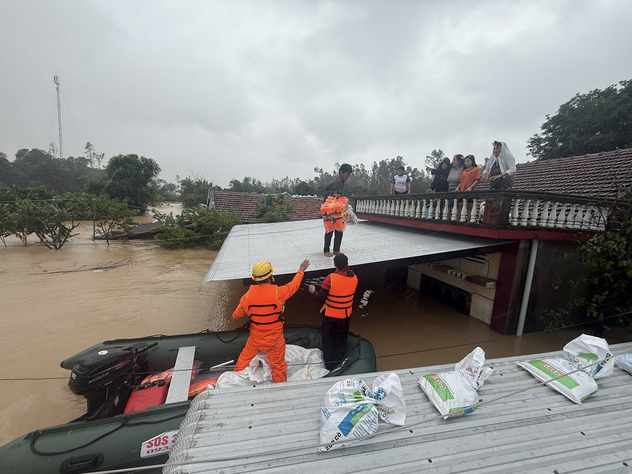 Người Hà Tĩnh lên mái nhà trao đồ ăn giúp người Đắk Lắk: 'An toàn nhé!'- Ảnh 3.