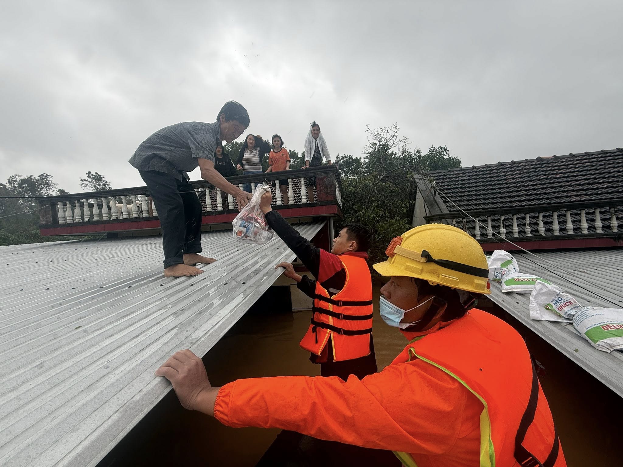 Người Hà Tĩnh lên mái nhà trao đồ ăn giúp người Đắk Lắk: 'An toàn nhé!'- Ảnh 2.
