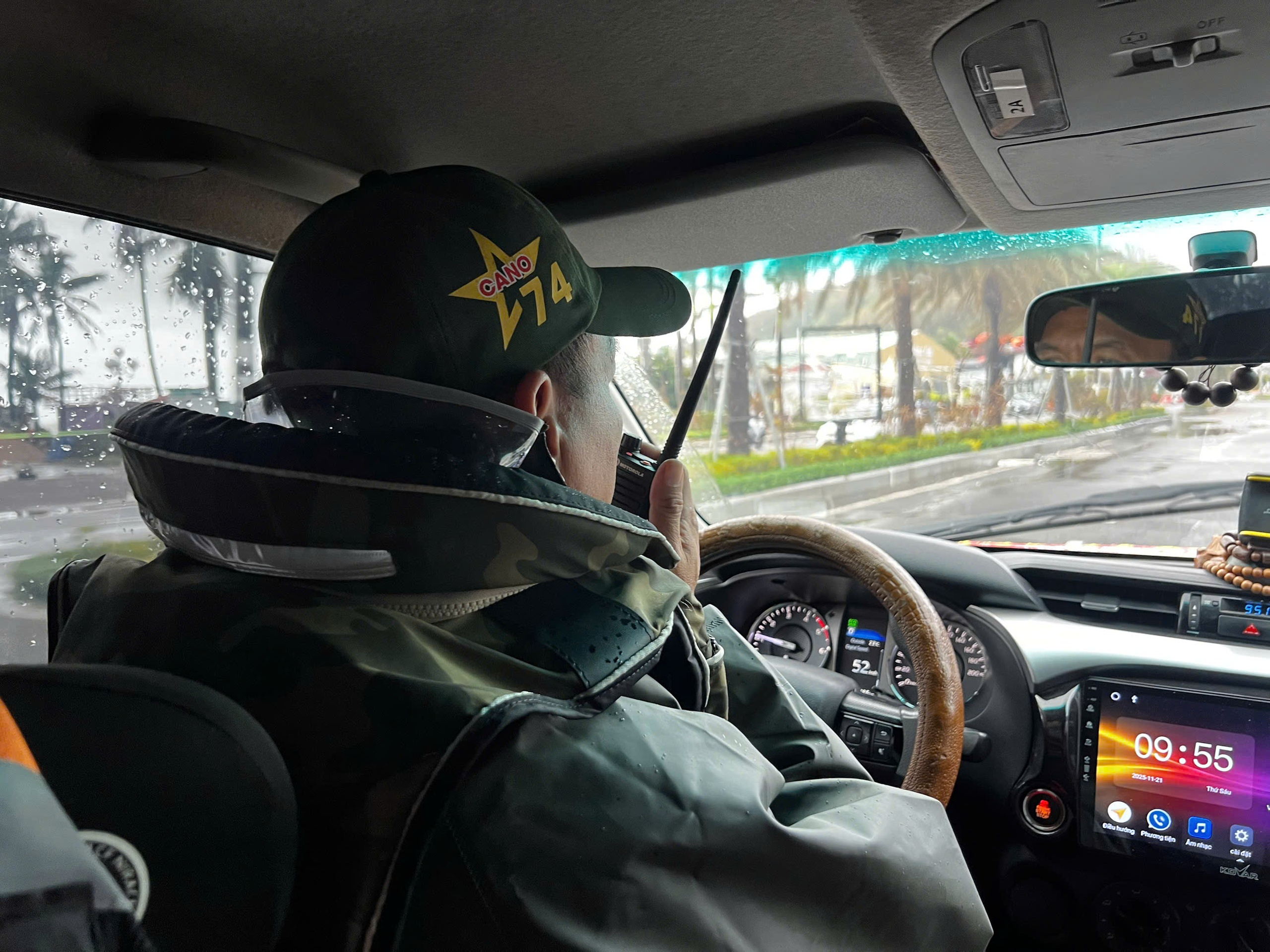 Đội Cano 74 Quảng Trị xuyên đêm ứng cứu vùng ngập lụt Tuy Hòa, quên hết mệt- Ảnh 4.