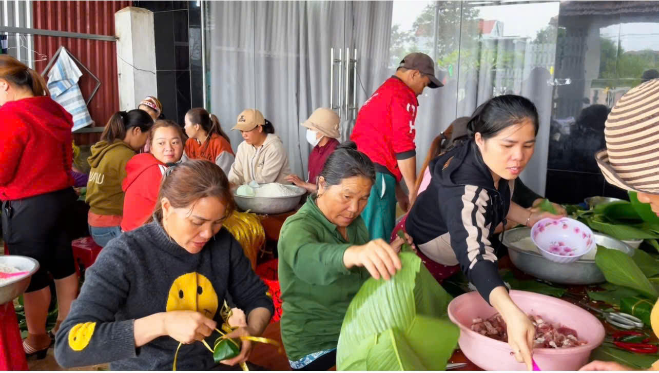 Những cánh tay trong mưa lạnh ngập lụt Phú Yên cũ, quá đỗi xót xa- Ảnh 1.