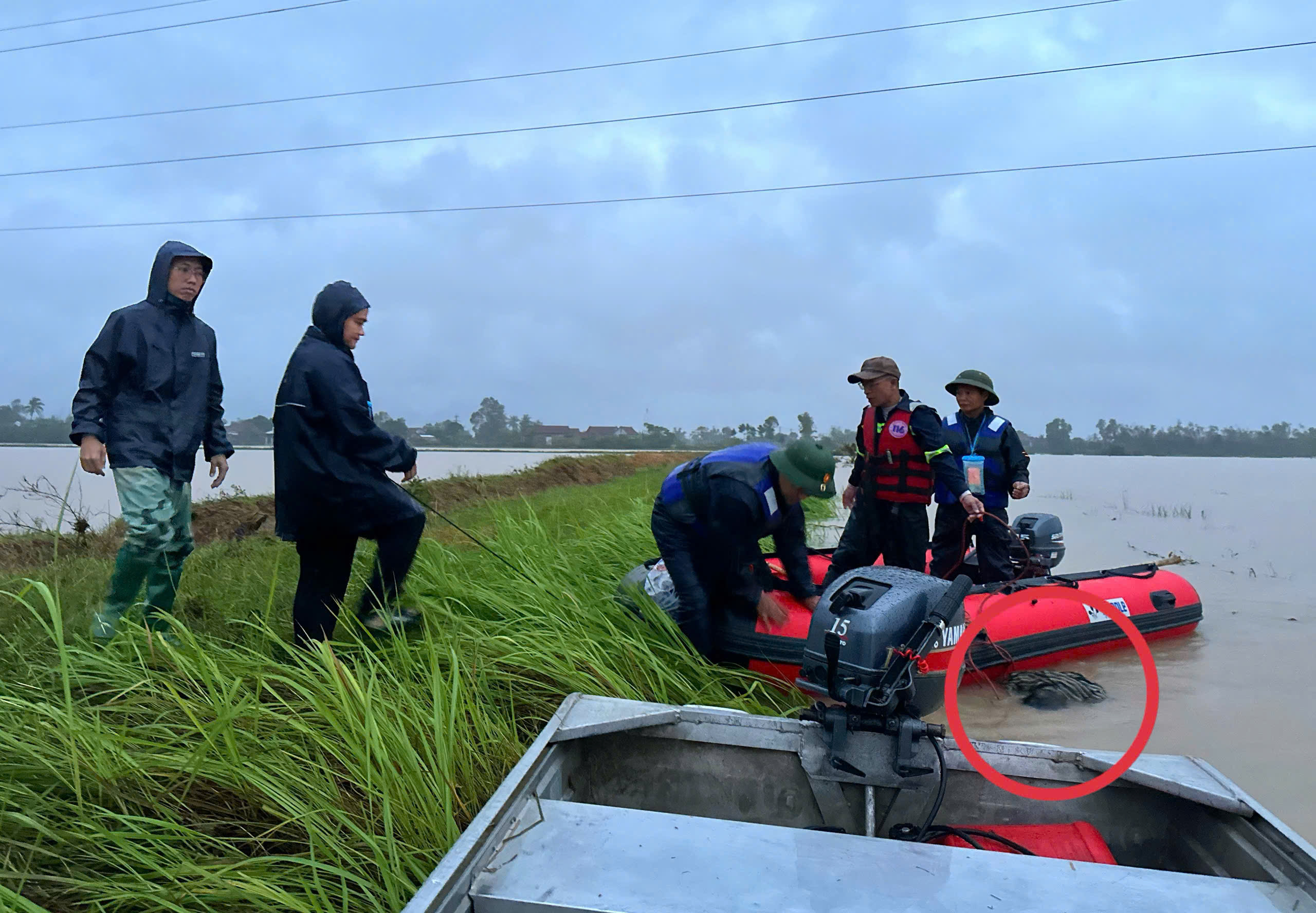 Phát hiện thi thể người đàn ông trôi giữa dòng lũ Đắk Lắk, nhiều người xót xa - Ảnh 1.