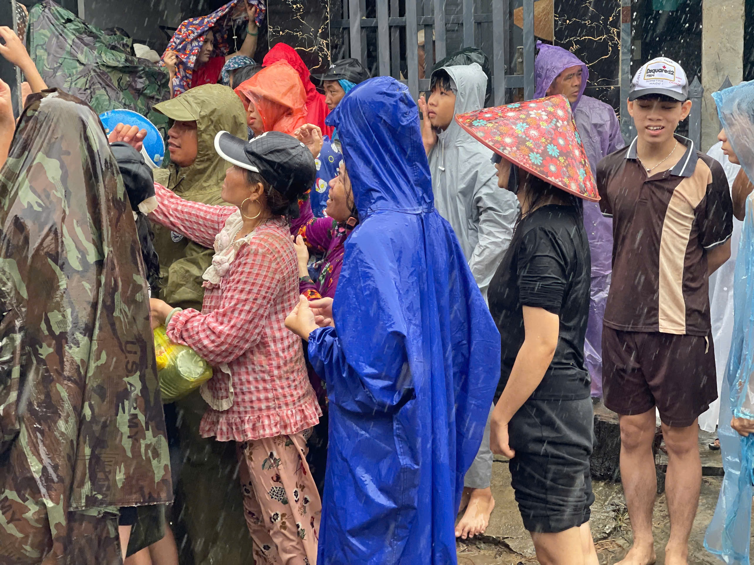 Những cánh tay trong mưa lạnh ngập lụt Phú Yên cũ, quá đỗi xót xa- Ảnh 8.