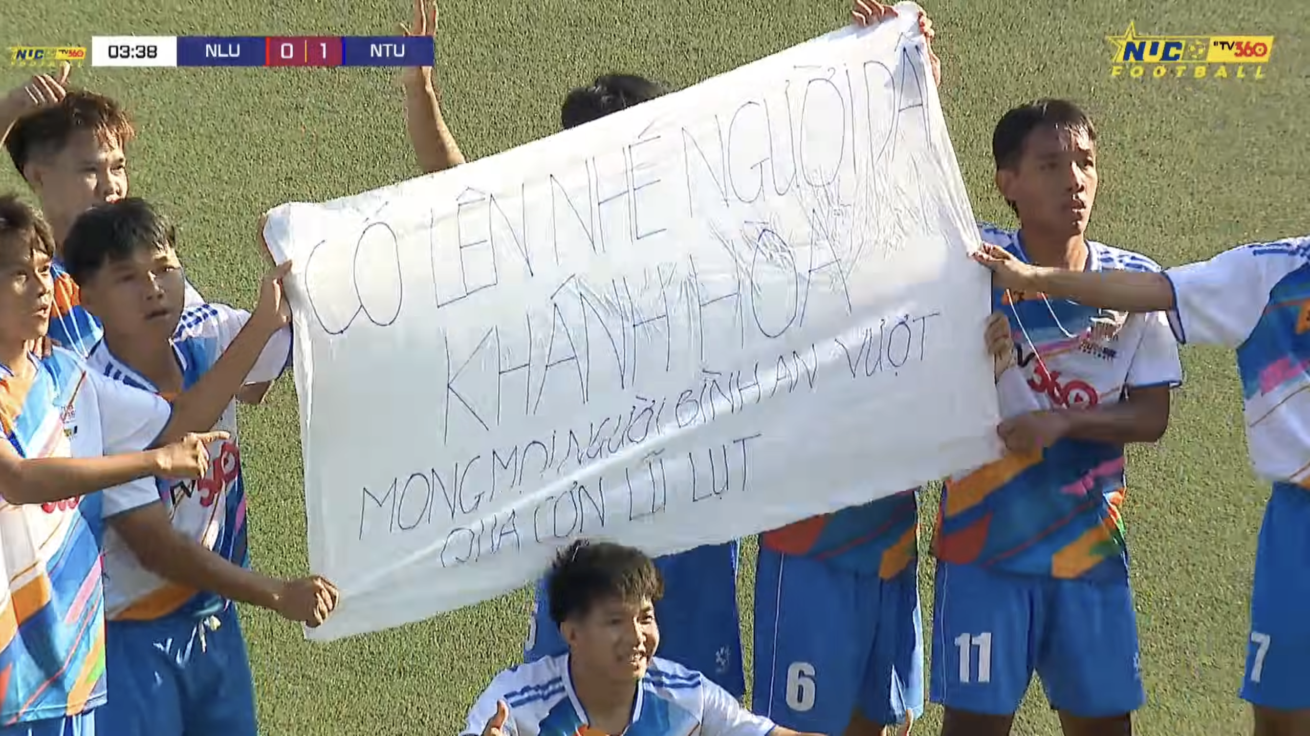 Màn ăn mừng cảm động: 'Cố lên nhé người dân Khánh Hòa...'- Ảnh 1.