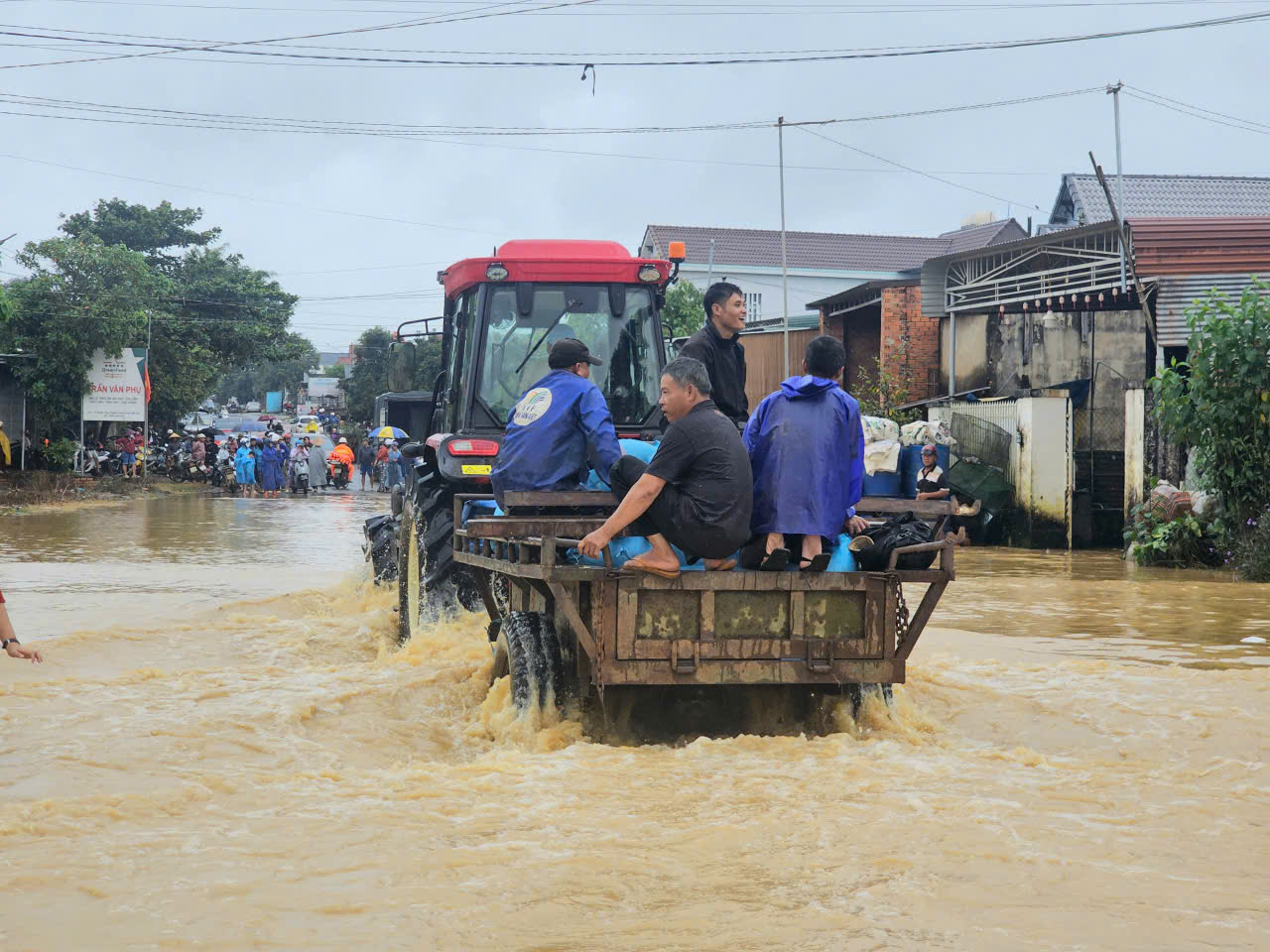 Đắk Lắk công bố tình huống khẩn cấp, ứng phó mưa lũ- Ảnh 1.