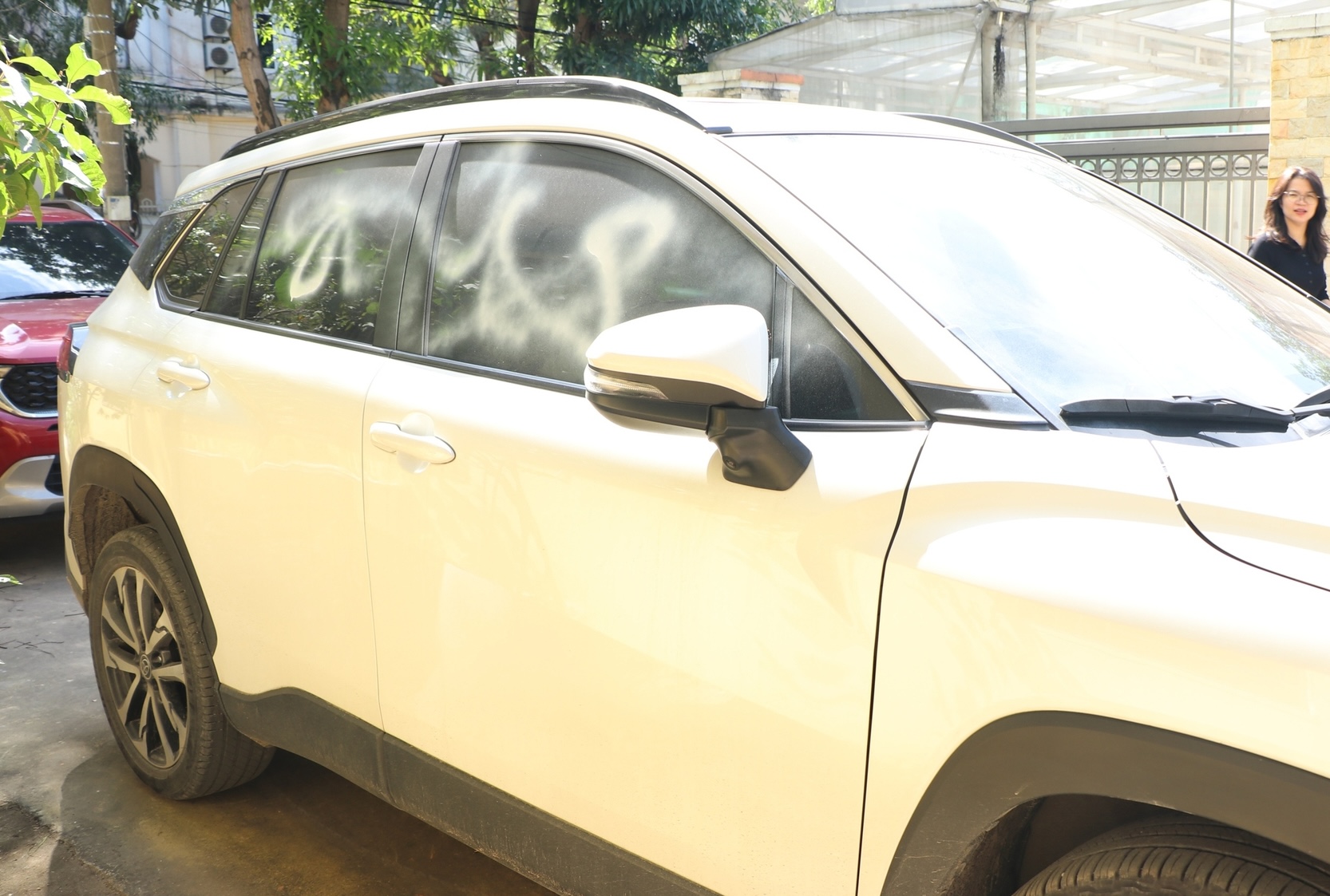 Nhiều xe ô tô bị xịt sơn lên kính khi đậu trong ngõ - Ảnh 2.