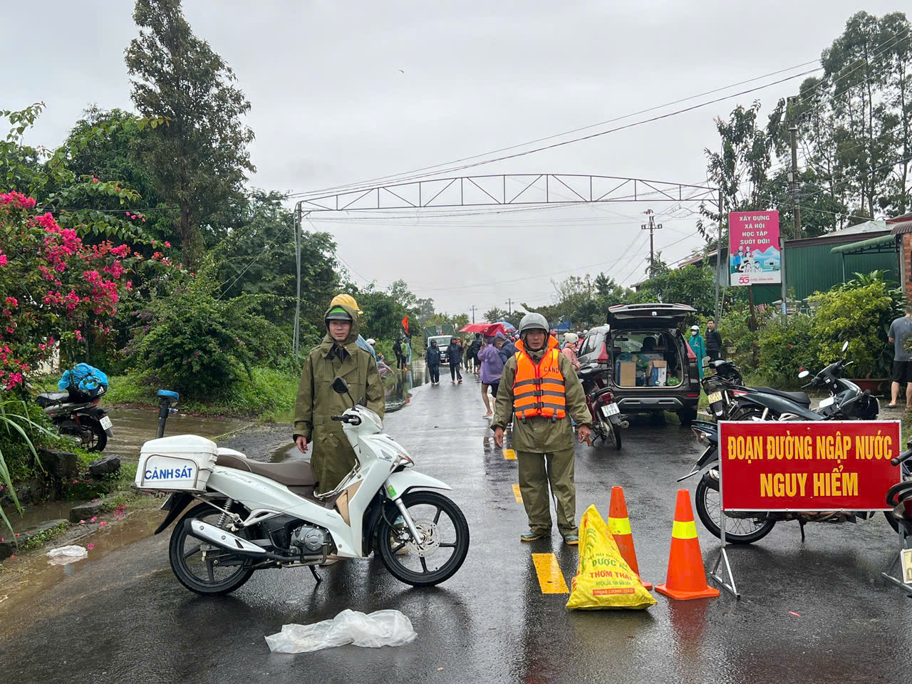 Ngập lụt 'nhấn chìm' QL27 ở Hòa Sơn, Đắk Lắk- Ảnh 1.