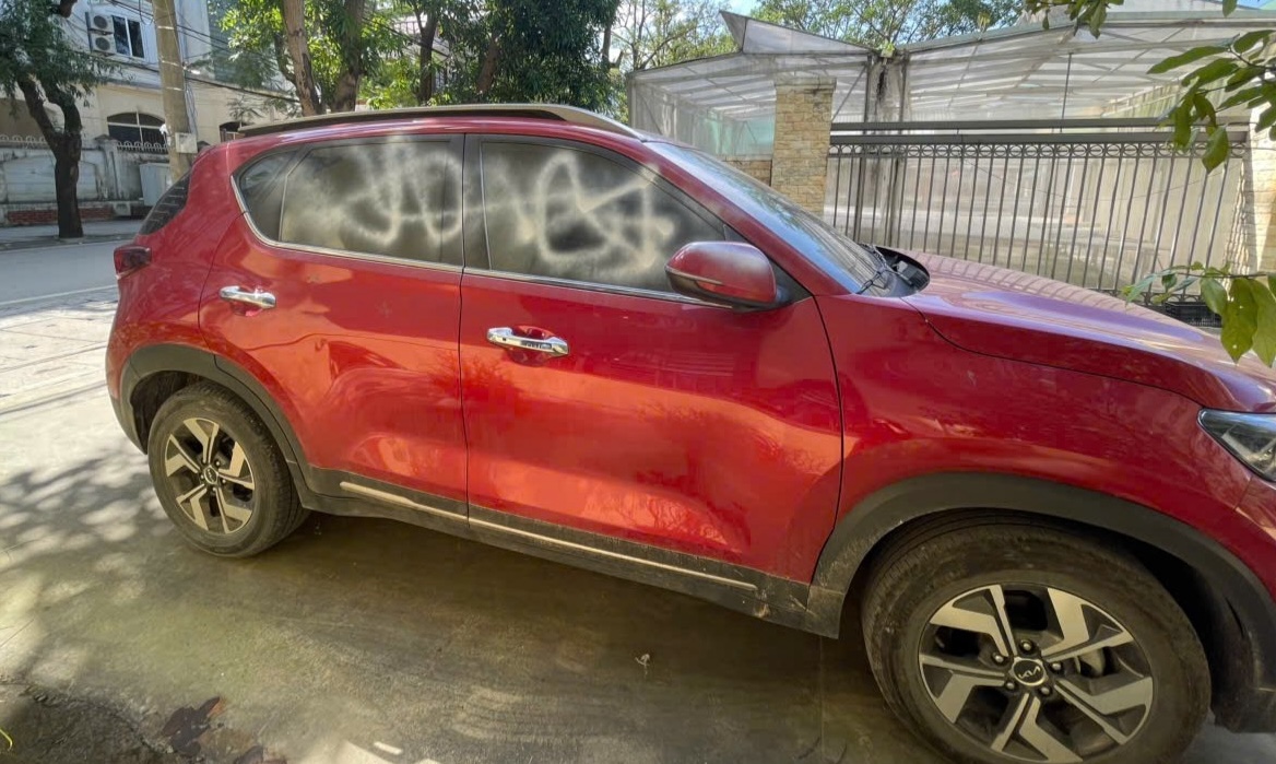 Nhiều xe ô tô bị xịt sơn lên kính khi đậu trong ngõ - Ảnh 1.