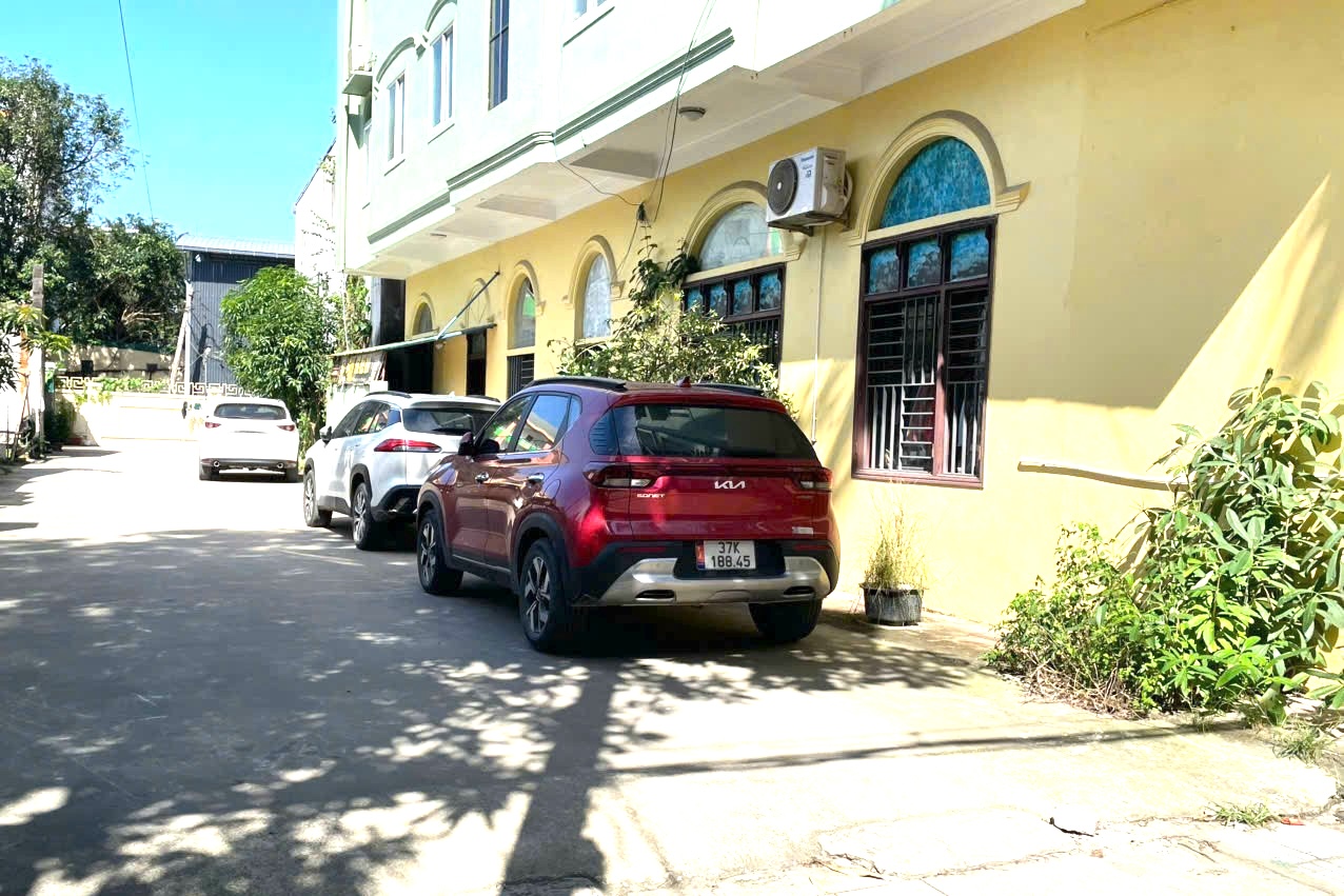 Nhiều xe ô tô bị xịt sơn lên kính khi đậu trong ngõ - Ảnh 3.