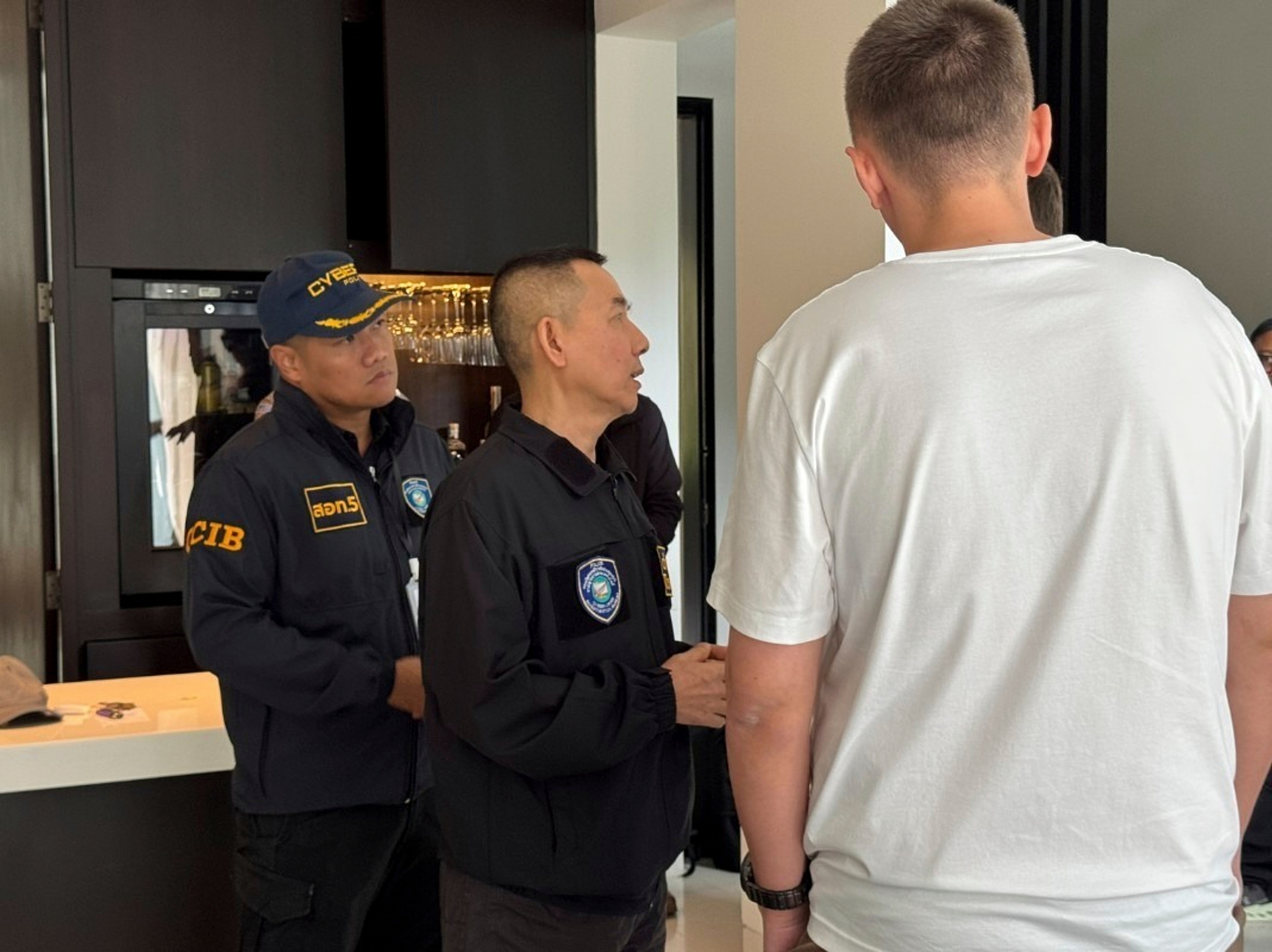 Bị FBI truy nã, tin tặc 'đẳng cấp thế giới' vẫn ung dung đến Phuket nghỉ dưỡng - Ảnh 1.