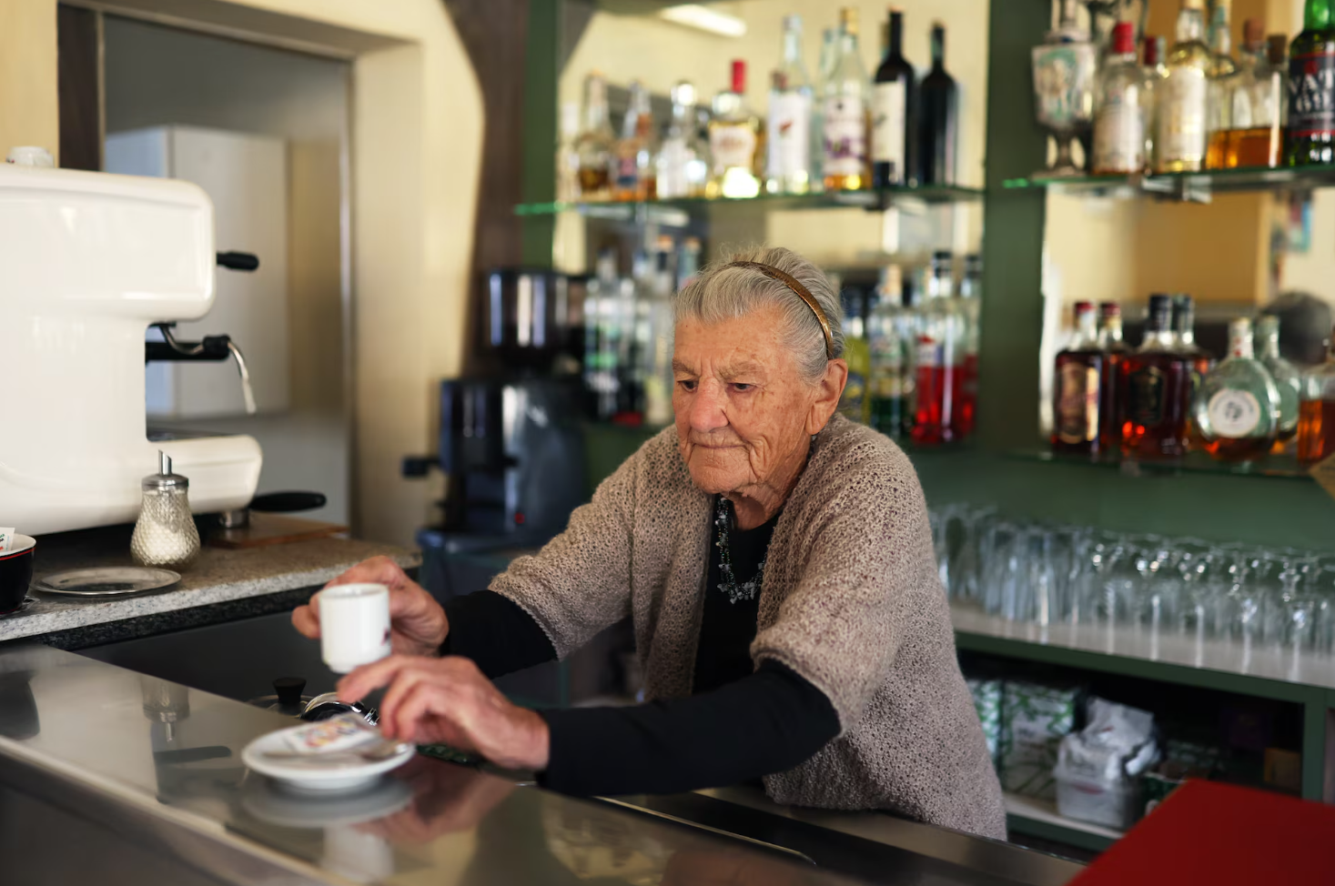 Bí quyết sống thọ của cụ bà 101 tuổi vẫn đang làm nghề pha chế  - Ảnh 1.