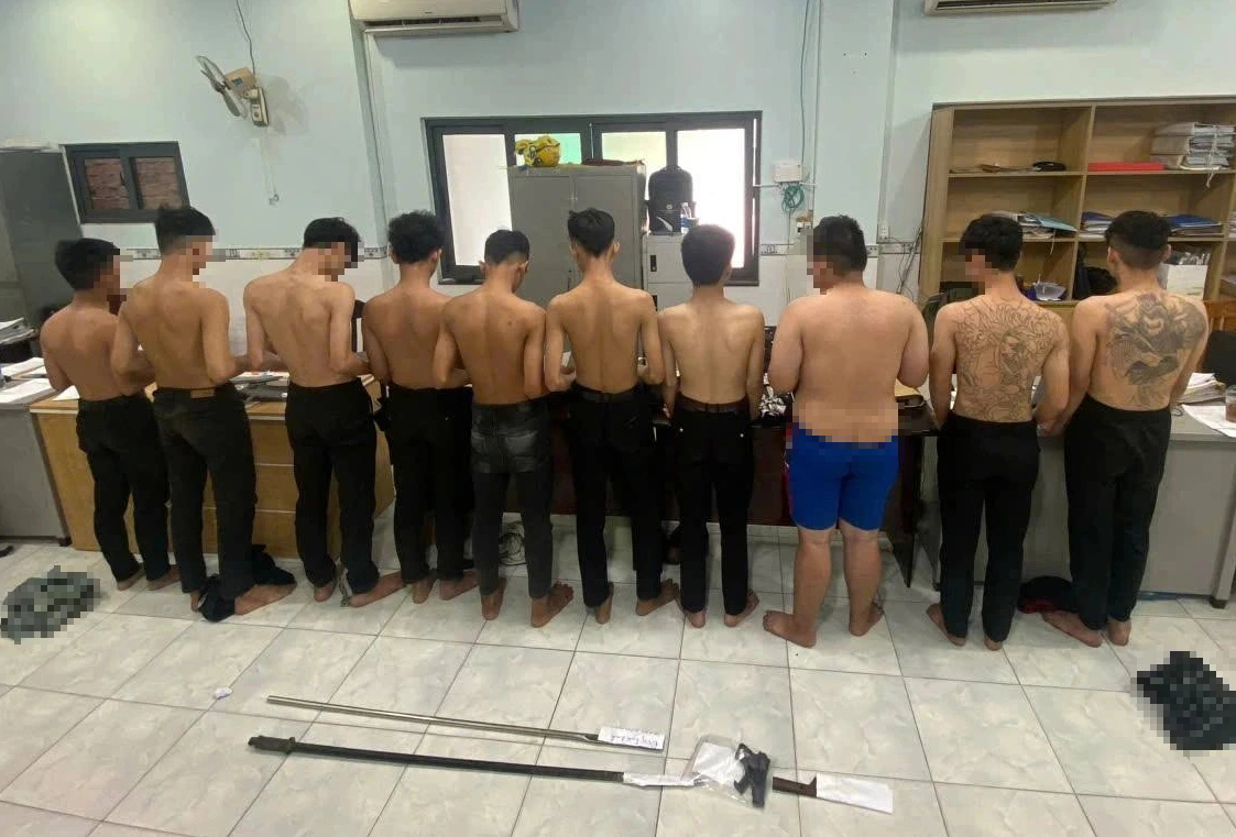 Công an kịp ngăn chặn nhóm thiếu niên mang hung khí giải quyết mâu thuẫn - Ảnh 1.