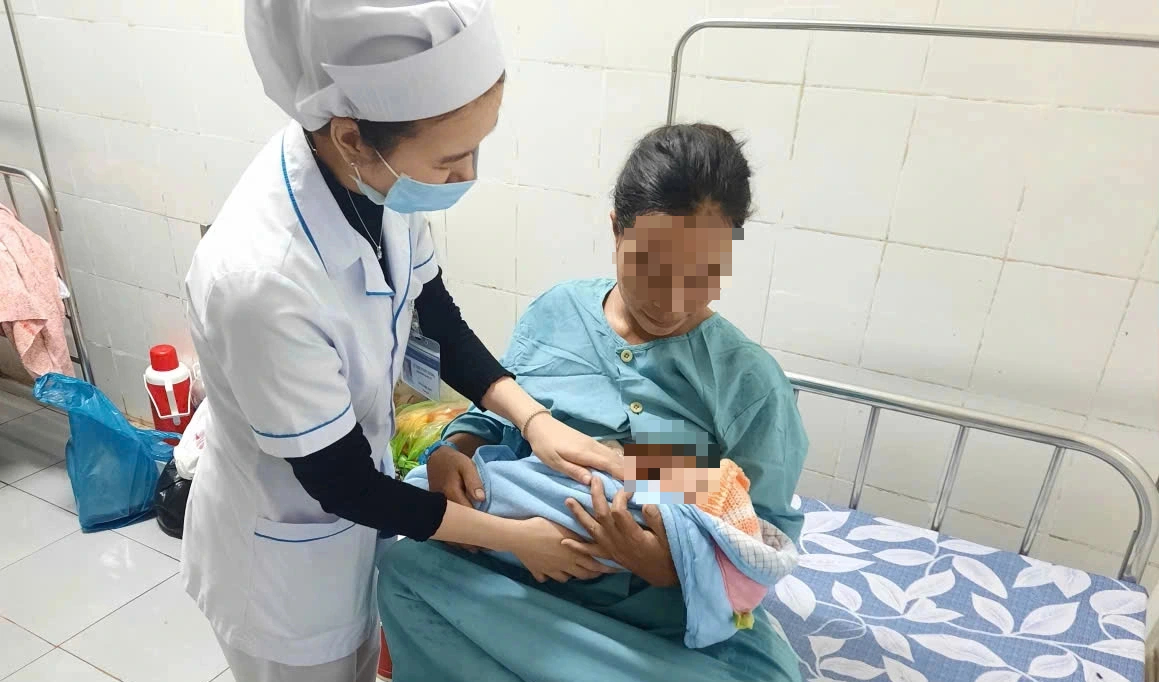 Vượt Lũ Dữ, Sản Phụ Ở Quảng Trị Sinh Con Trên Xe Cứu Thương Bất Ngờ Chuyển Dạ, Sản Phụ Được Khiêng Vượt Qua Khe Suối Đến Bệnh Viện - Ảnh 2.