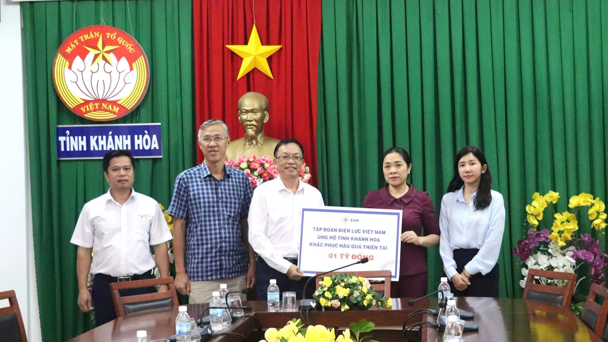 EVN hỗ trợ Khánh Hòa 1 tỉ đồng khắc phục hậu quả lũ lịch sử- Ảnh 1. EVN hỗ trợ Khánh Hòa 1 tỉ đồng khắc phục hậu quả lũ lịch sử- Ảnh 1.