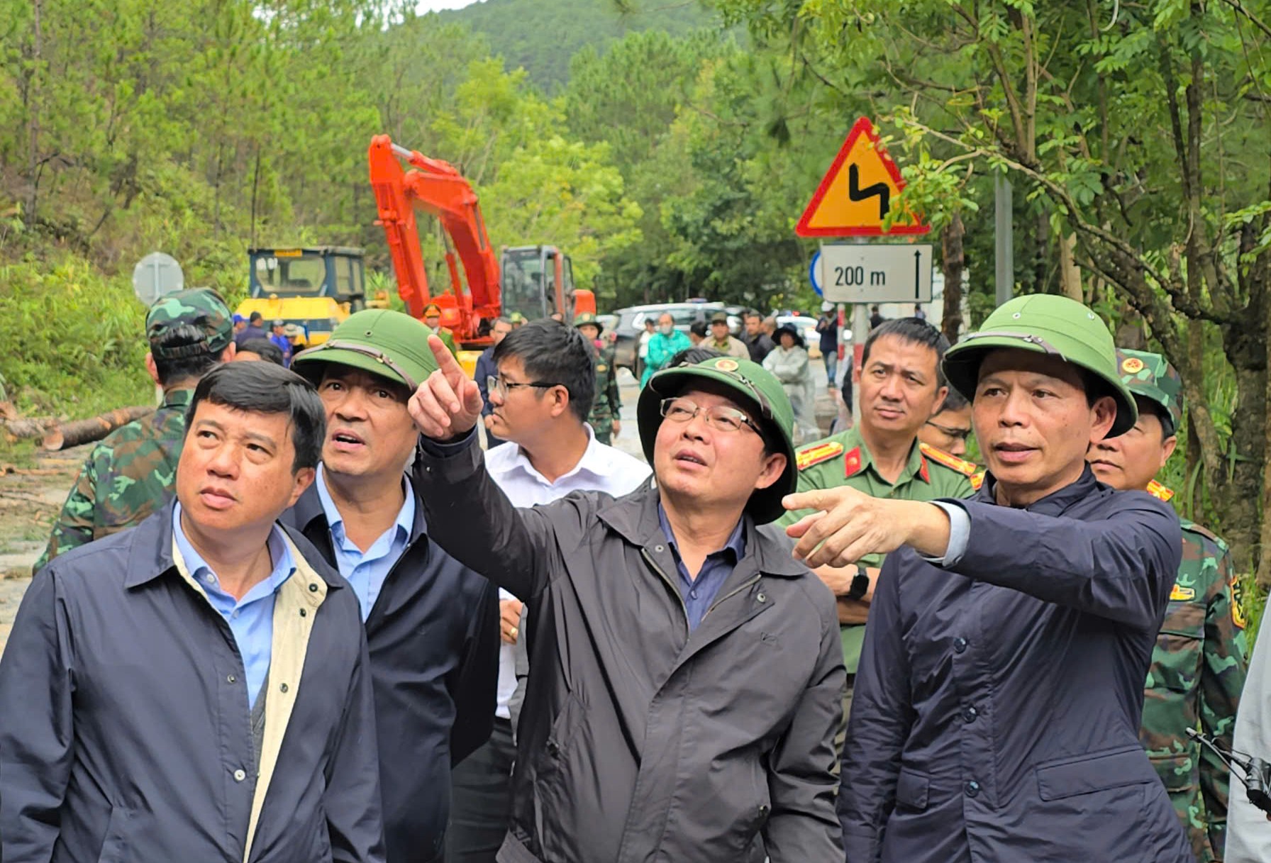 Phó thủ tướng Hồ Quốc Dũng: Trong 10 ngày phải thông đèo Mimosa sạt lở - Ảnh 7.
