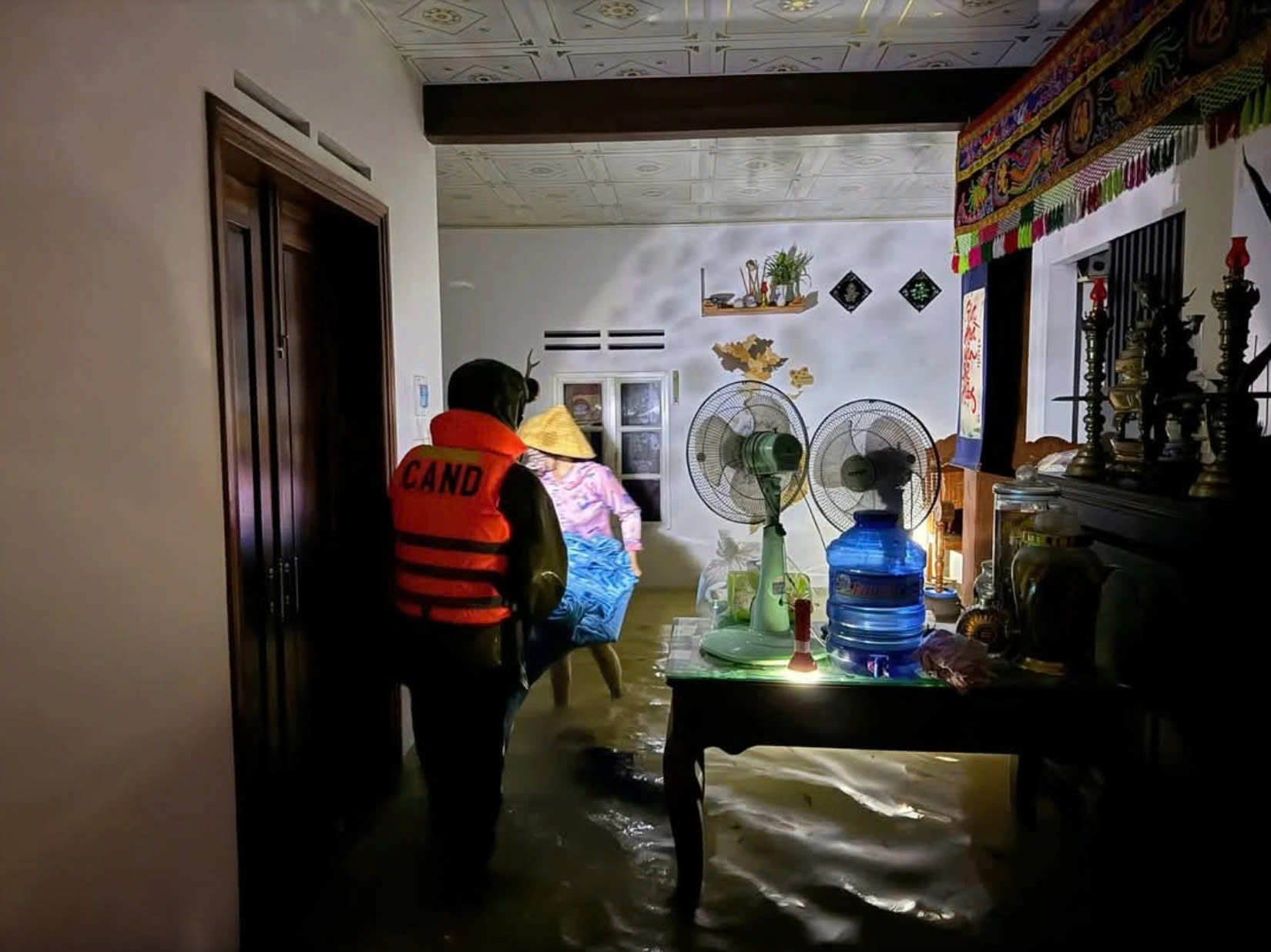 Những tiếng kêu cứu xé lòng từ vùng lũ Phú Yên cũ: Người già bệnh nặng, trẻ tím tái người- Ảnh 6.