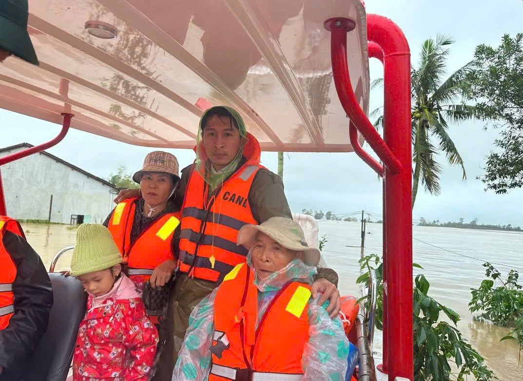 Công an giải cứu người dân Phú Yên cũ mắc kẹt trên cây, mái nhà- Ảnh 1.