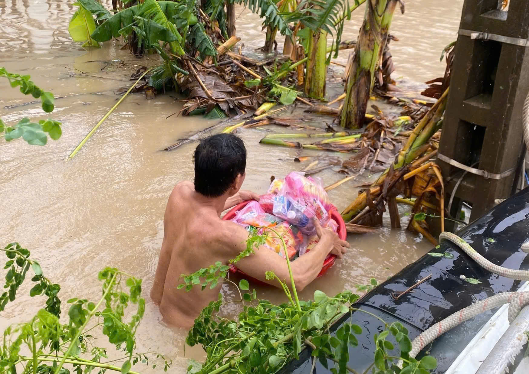 Công an giải cứu người dân Phú Yên cũ mắc kẹt trên cây, mái nhà- Ảnh 6.
