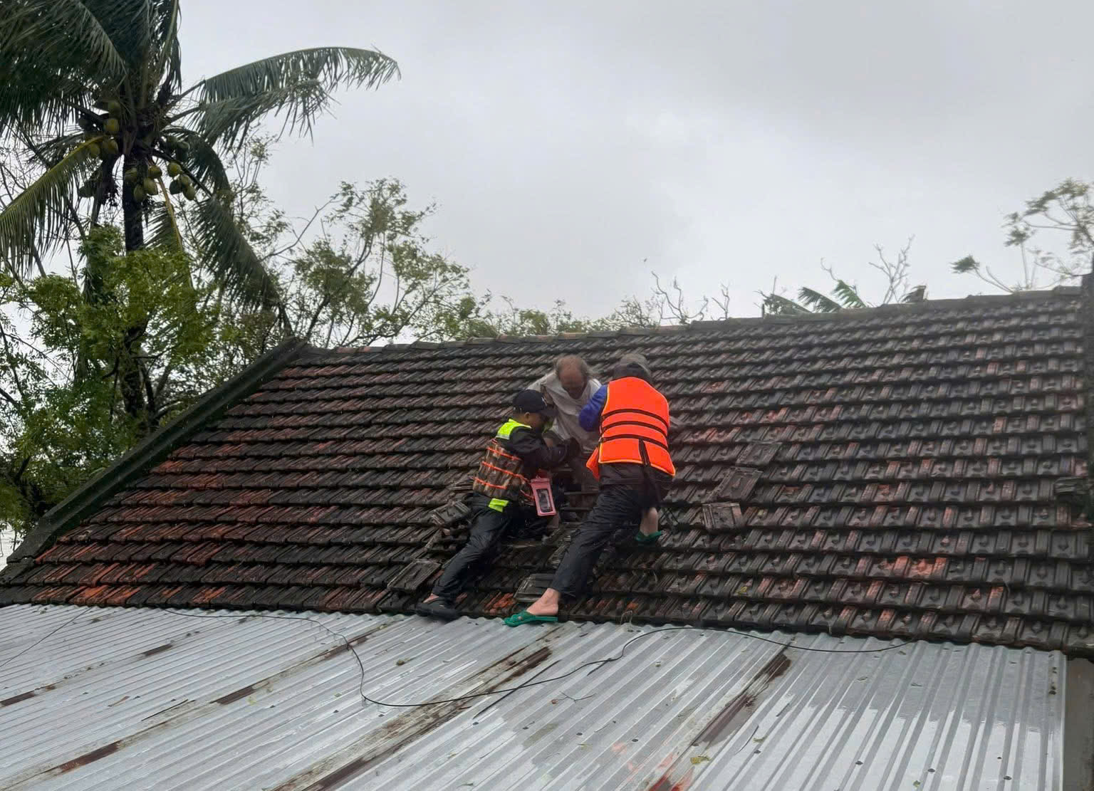 'Cháy máy' cuộc gọi cầu cứu, Công an phường Tuy Hòa cứu dân xuyên ngày đêm- Ảnh 6.