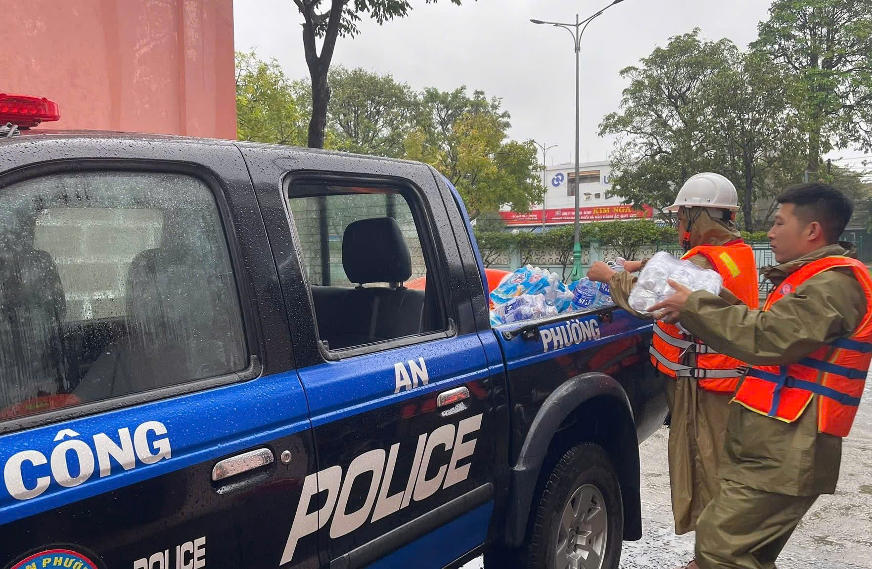 'Cháy máy' cuộc gọi cầu cứu, Công an phường Tuy Hòa cứu dân xuyên ngày đêm- Ảnh 2.