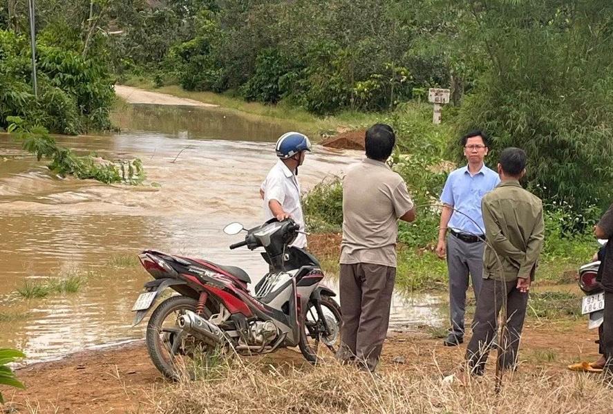 Thủy điện Đồng Nai 5 xả tràn, hàng trăm hộ dân hạ nguồn bị ngập lụt - Ảnh 6.