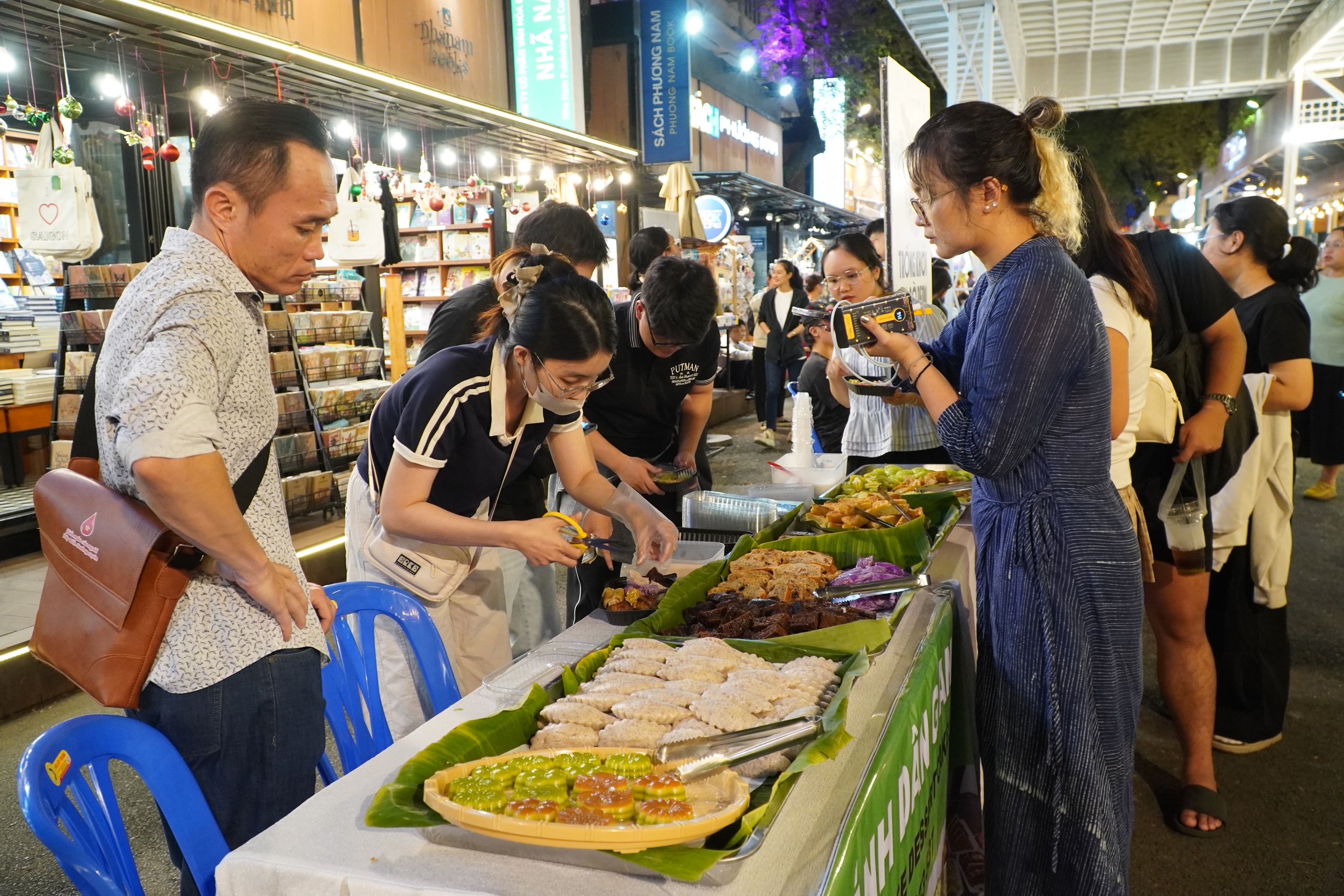 TP.HCM thử nghiệm 'Ngày hội sách và văn hóa đêm' tại đường sách- Ảnh 4.