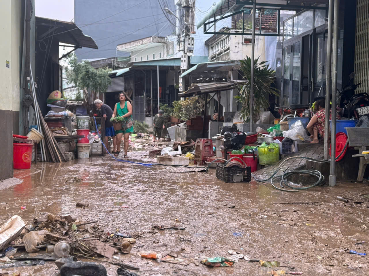 Quy Nhơn ngập lụt: Khổ sở sau đêm ‘chỉ kịp leo lên mái nhà’- Ảnh 1. Quy Nhơn ngập lụt: Khổ sở sau đêm ‘chỉ kịp leo lên mái nhà’- Ảnh 1.
