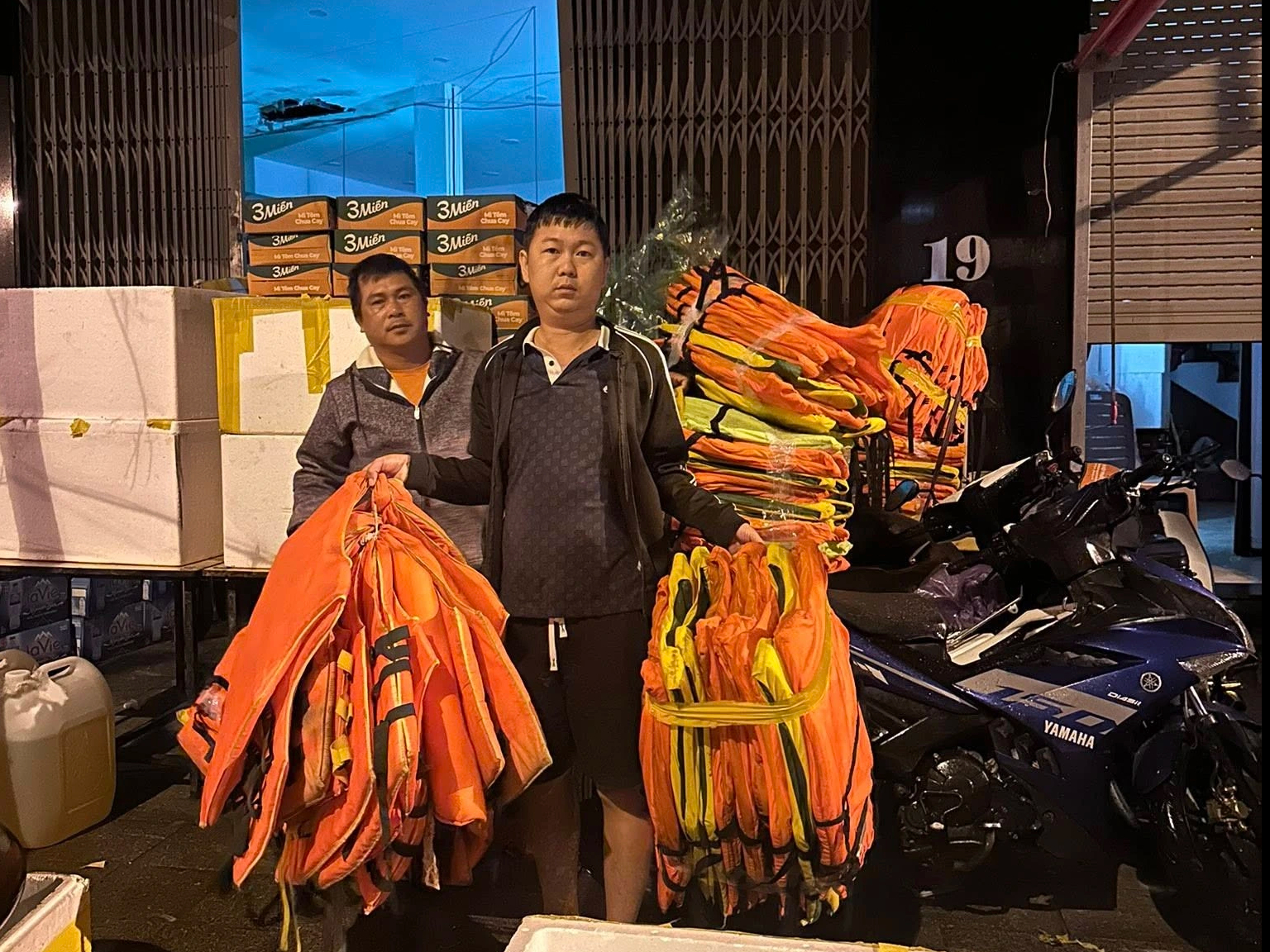 Quy Nhơn ngập lụt: Nhiều người trẻ tình nguyện lao vào vùng lũ giúp dân - Ảnh 1.