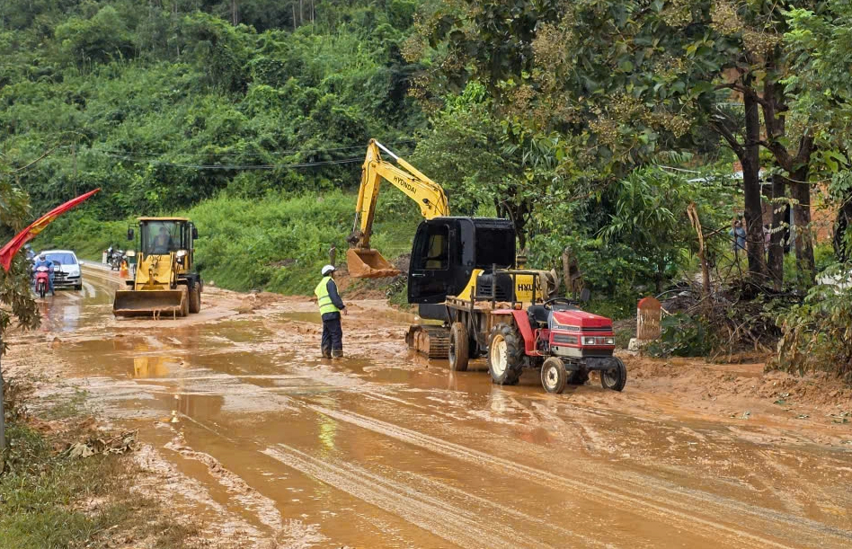 Ngập lụt 'nhấn chìm' QL27 ở Hòa Sơn, Đắk Lắk- Ảnh 2.