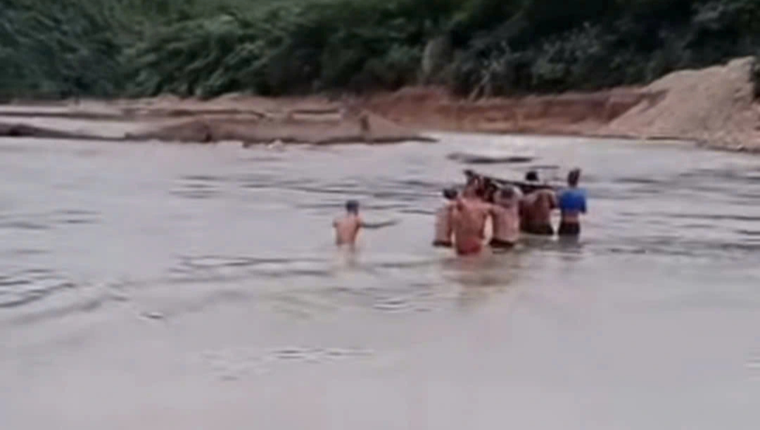 Vượt Lũ Dữ, Sản Phụ Ở Quảng Trị Sinh Con Trên Xe Cứu Thương Bất Ngờ Chuyển Dạ, Sản Phụ Được Khiêng Vượt Qua Khe Suối Đến Bệnh Viện - Ảnh 1.