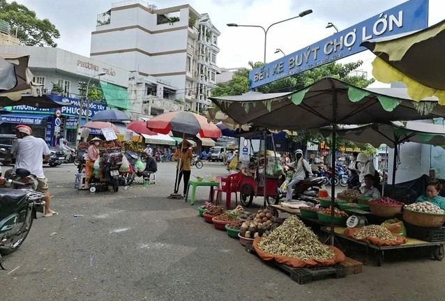 Lấn chiếm lòng đường, người bán 'chạy vòng 2 phường để né lực lượng kiểm tra' - Ảnh 1.