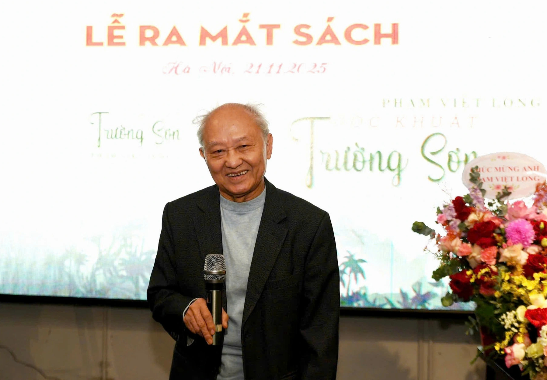 Nhà văn Phạm Việt Long ra mắt tập truyện ngắn 'Góc khuất Trường Sơn'- Ảnh 1.