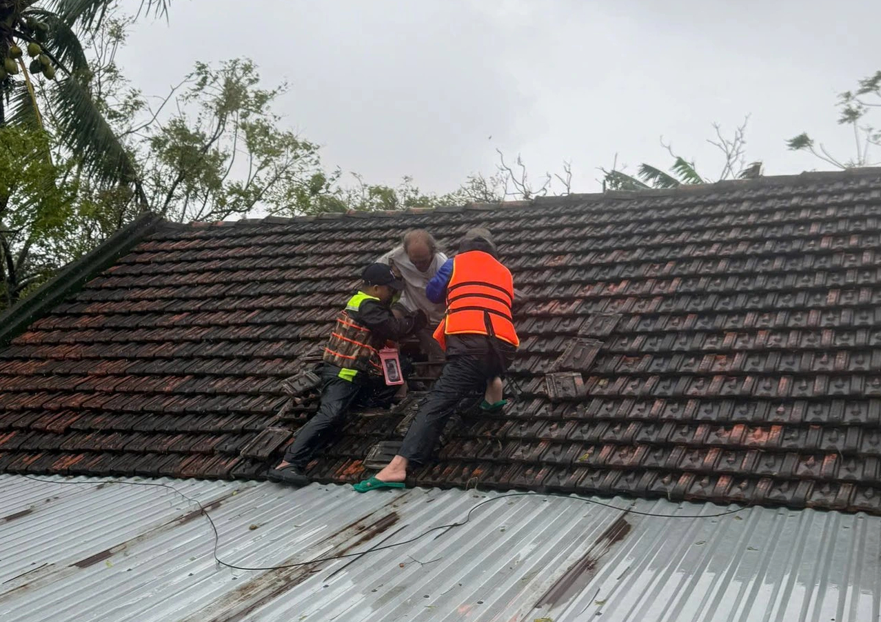 Công an tỉnh Đắk Lắk xin quần áo giúp dân vùng ngập lụt thương tâm- Ảnh 3.