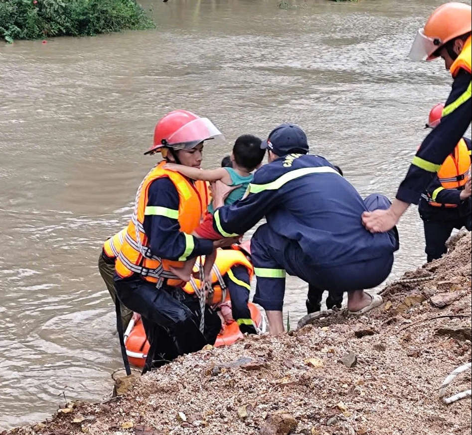 Công an tỉnh Đắk Lắk xin quần áo giúp dân vùng ngập lụt thương tâm- Ảnh 2.