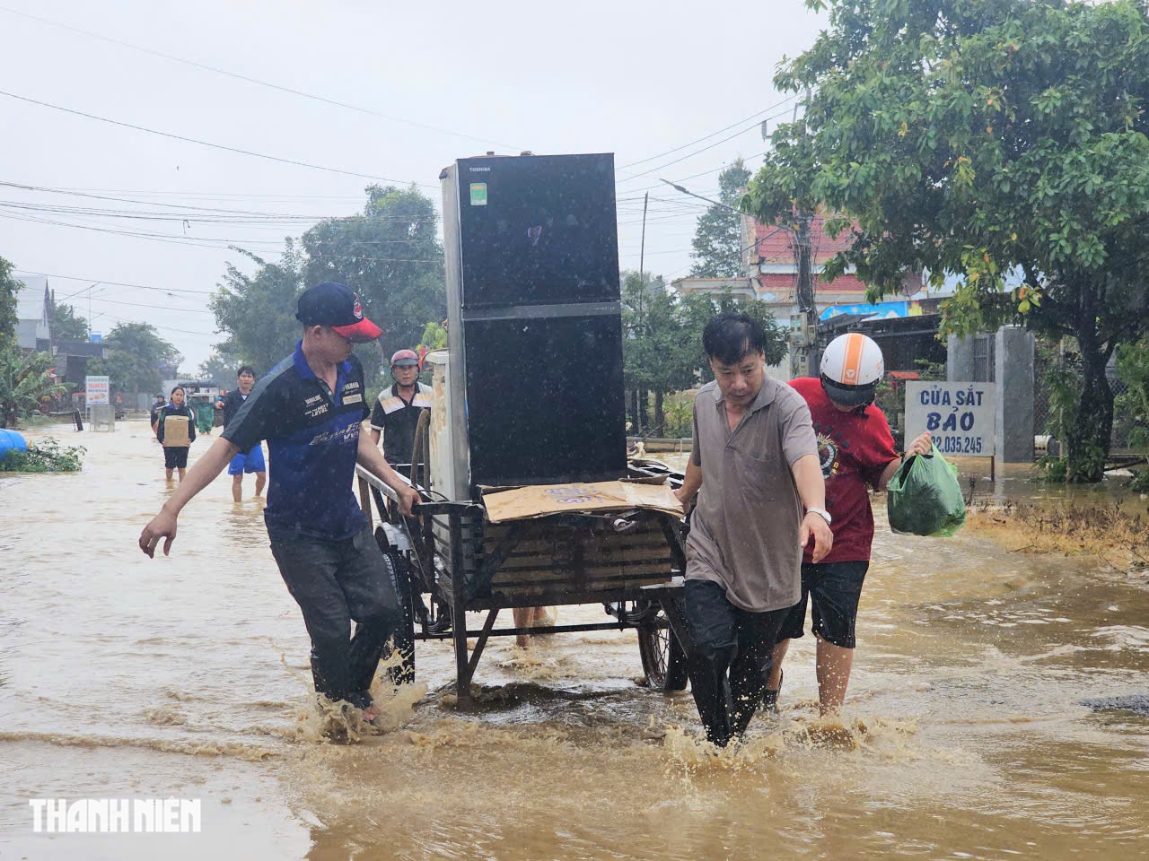 Đắk Lắk công bố tình huống khẩn cấp: Người dân hối hả sơ tán giữa lũ lịch sử - Ảnh 6.