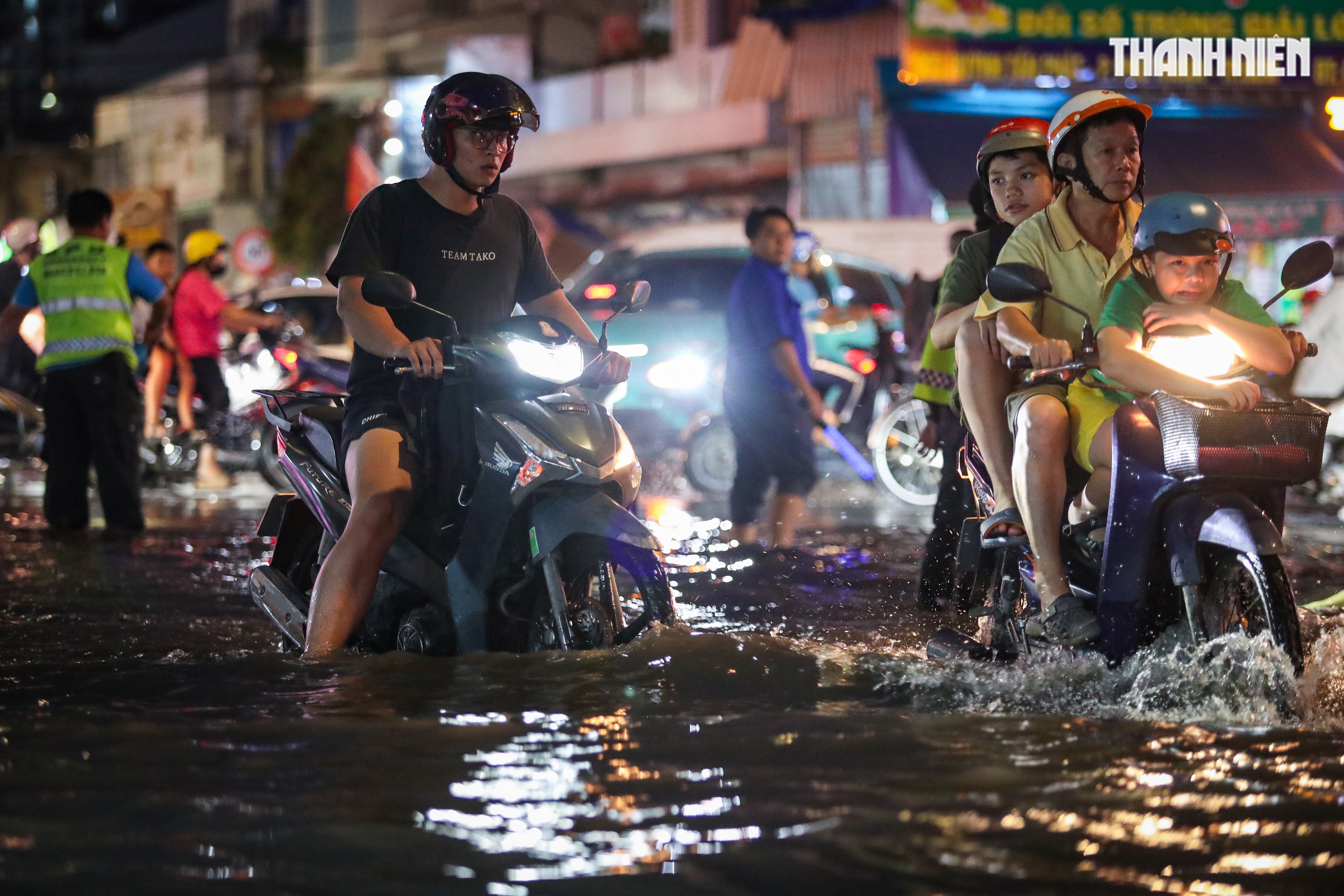Triều cường gây ngập ở TP.HCM - Ảnh 11.