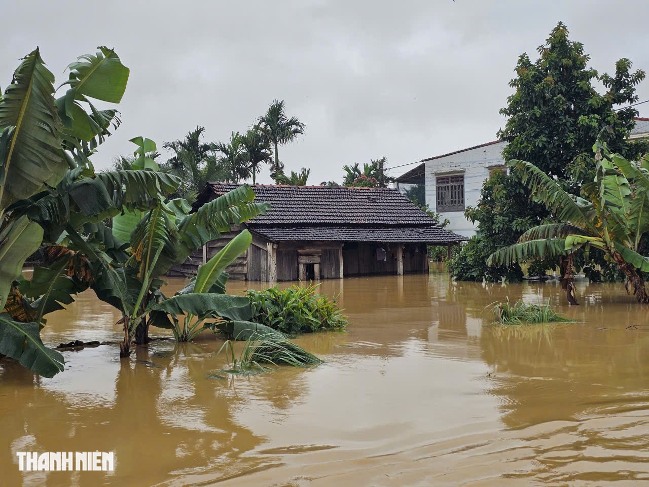 Đắk Lắk công bố tình huống khẩn cấp: Người dân hối hả sơ tán giữa lũ lịch sử - Ảnh 7.