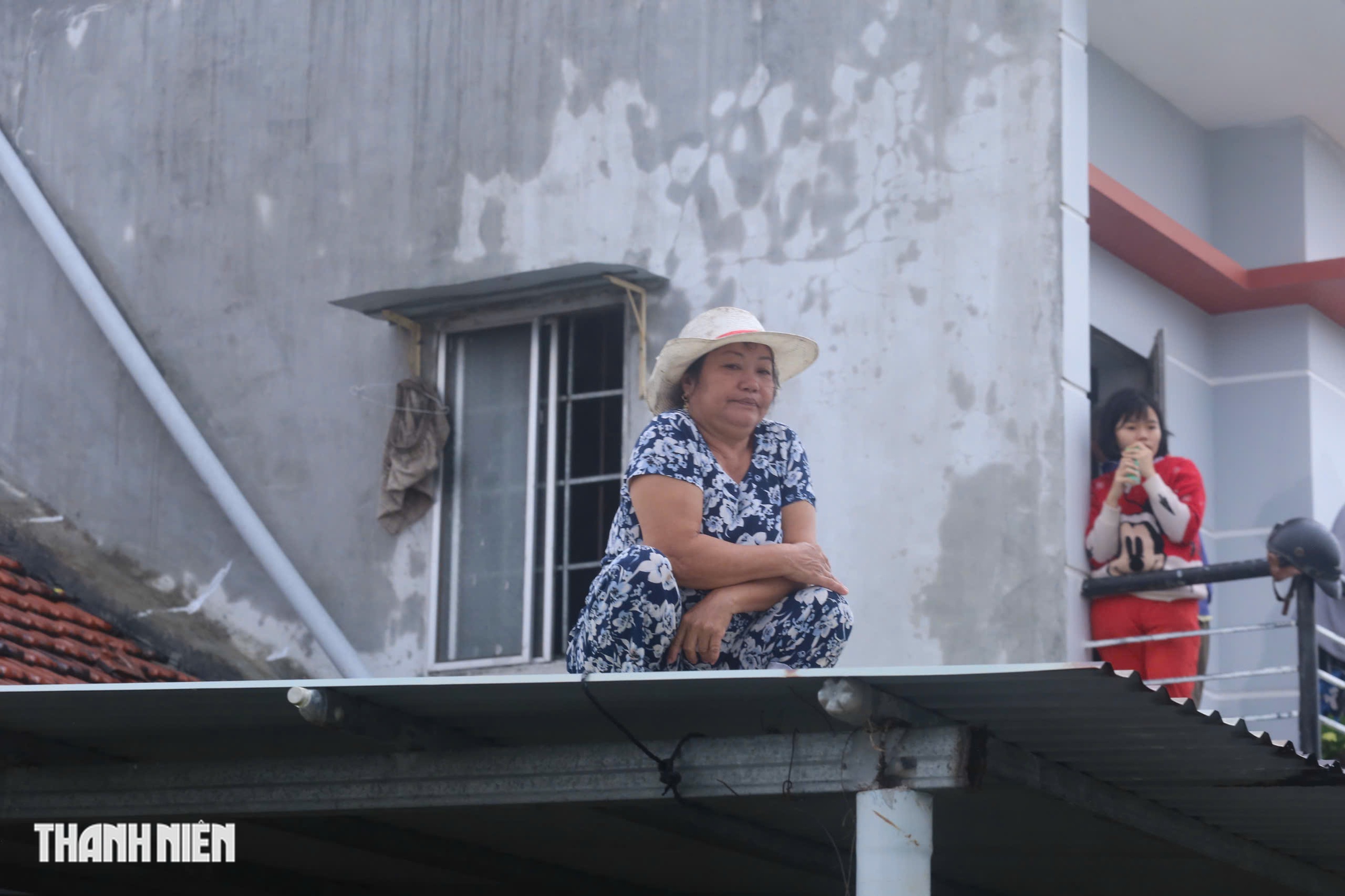 Chới với giữa ngập lụt ở Phú Yên cũ, 'lũ cuốn đi hết rồi con ơi'- Ảnh 8.