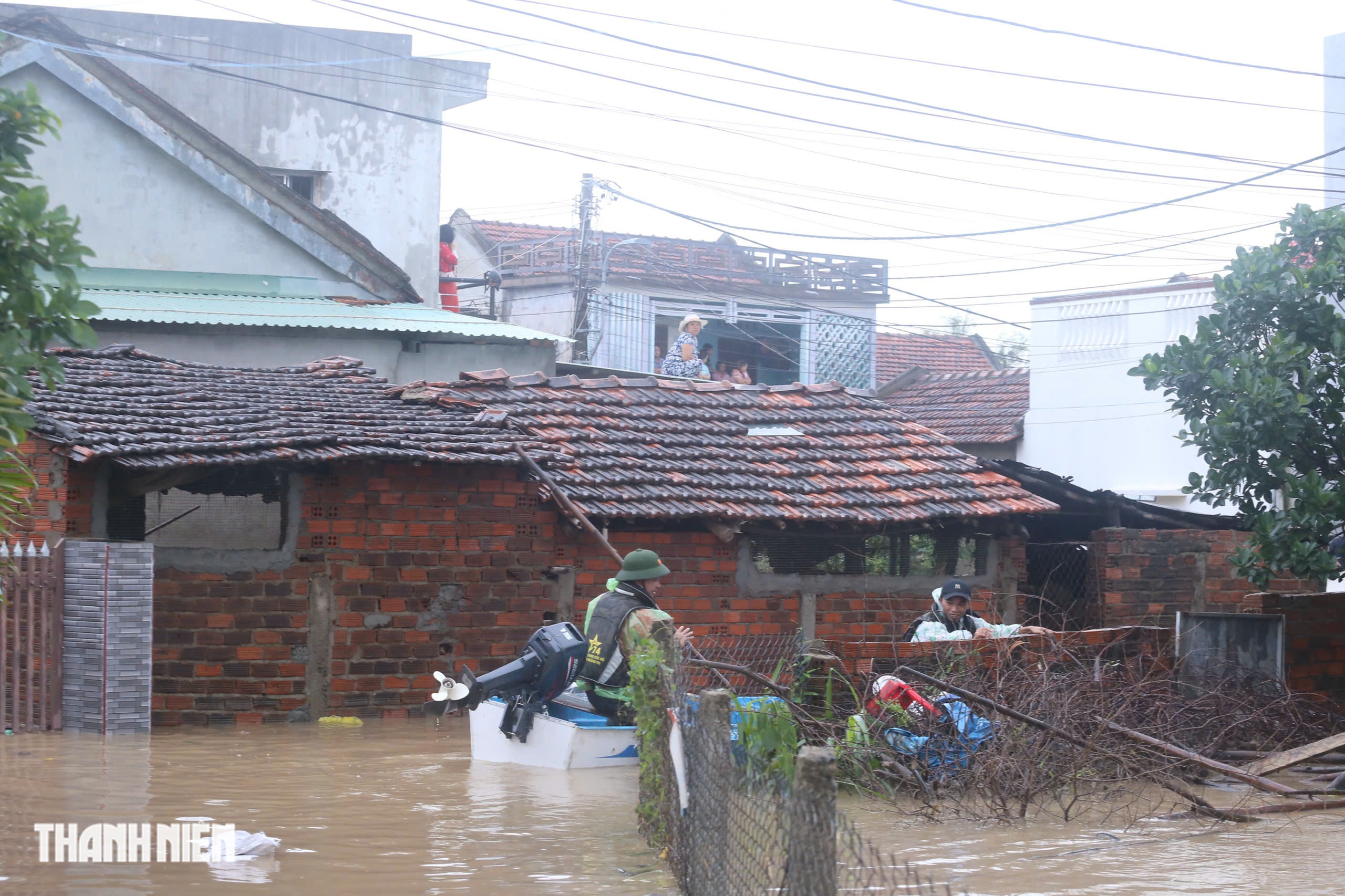 Chới với giữa ngập lụt ở Phú Yên cũ, 'lũ cuốn đi hết rồi con ơi'- Ảnh 9.
