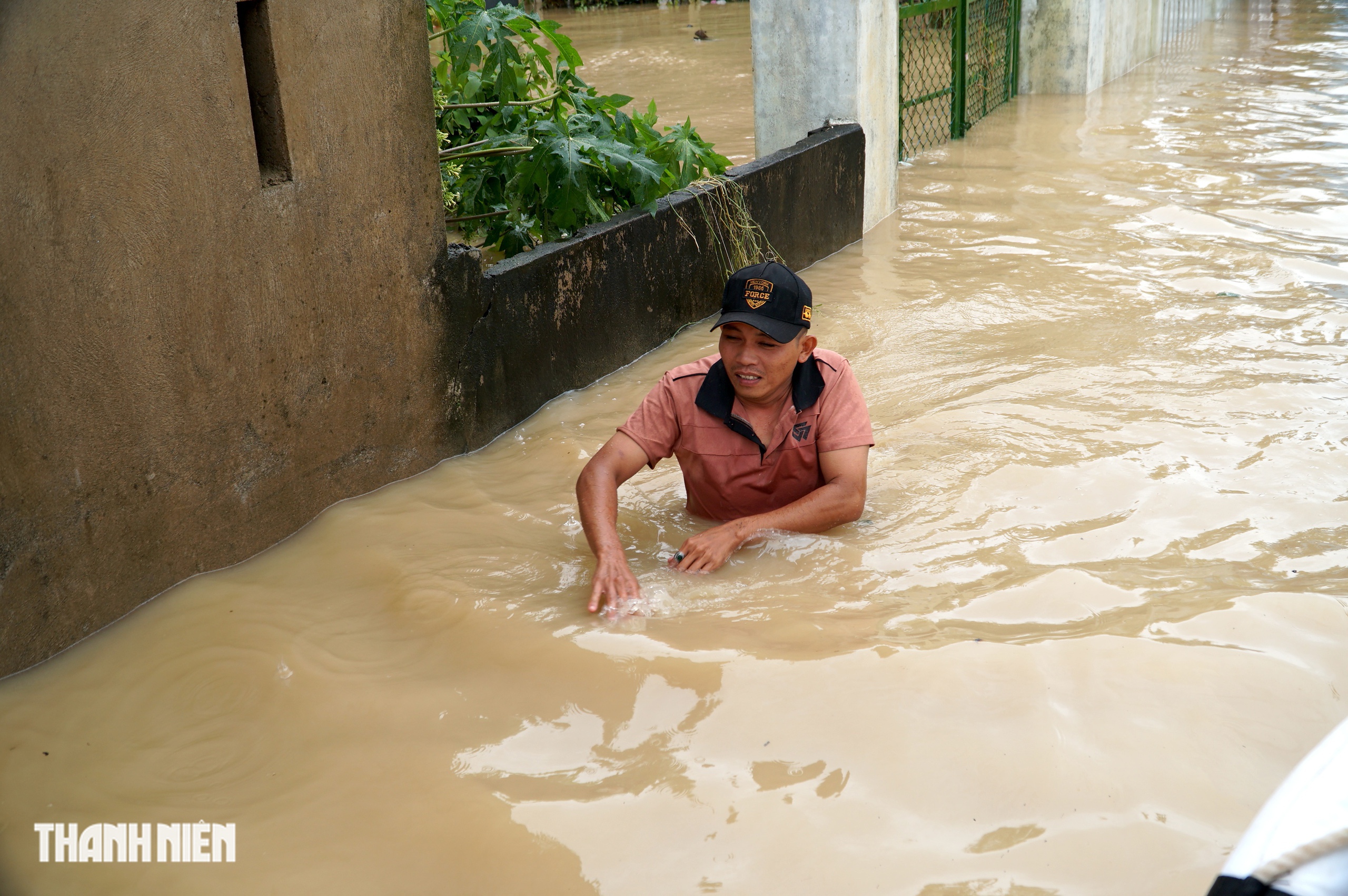 Hình ảnh nước ngập mênh mông tại tâm lũ lịch sử ở tỉnh Đắk Lắk - Ảnh 5.