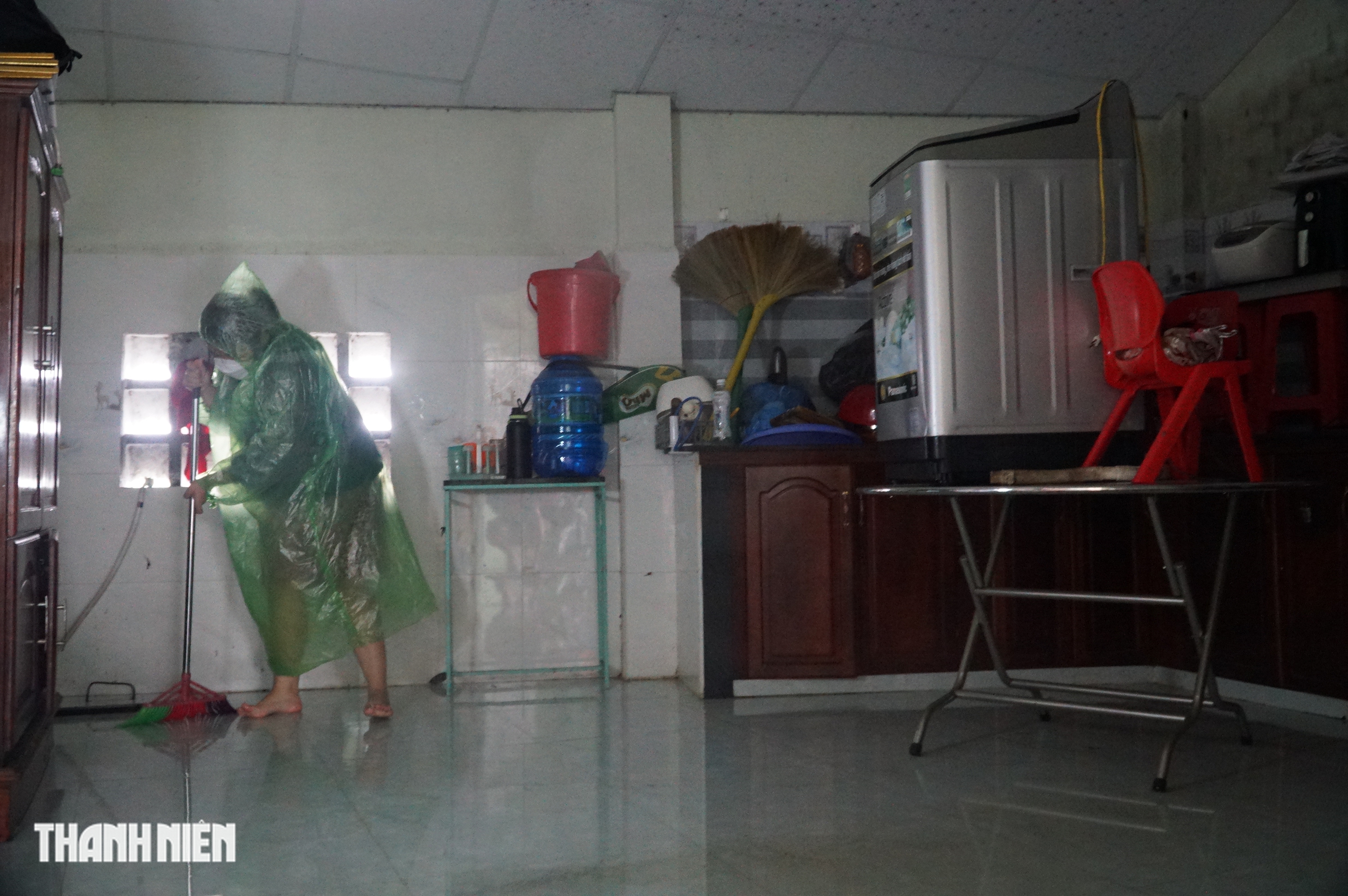 Hình ảnh nước ngập mênh mông tại tâm lũ lịch sử ở tỉnh Đắk Lắk - Ảnh 14.