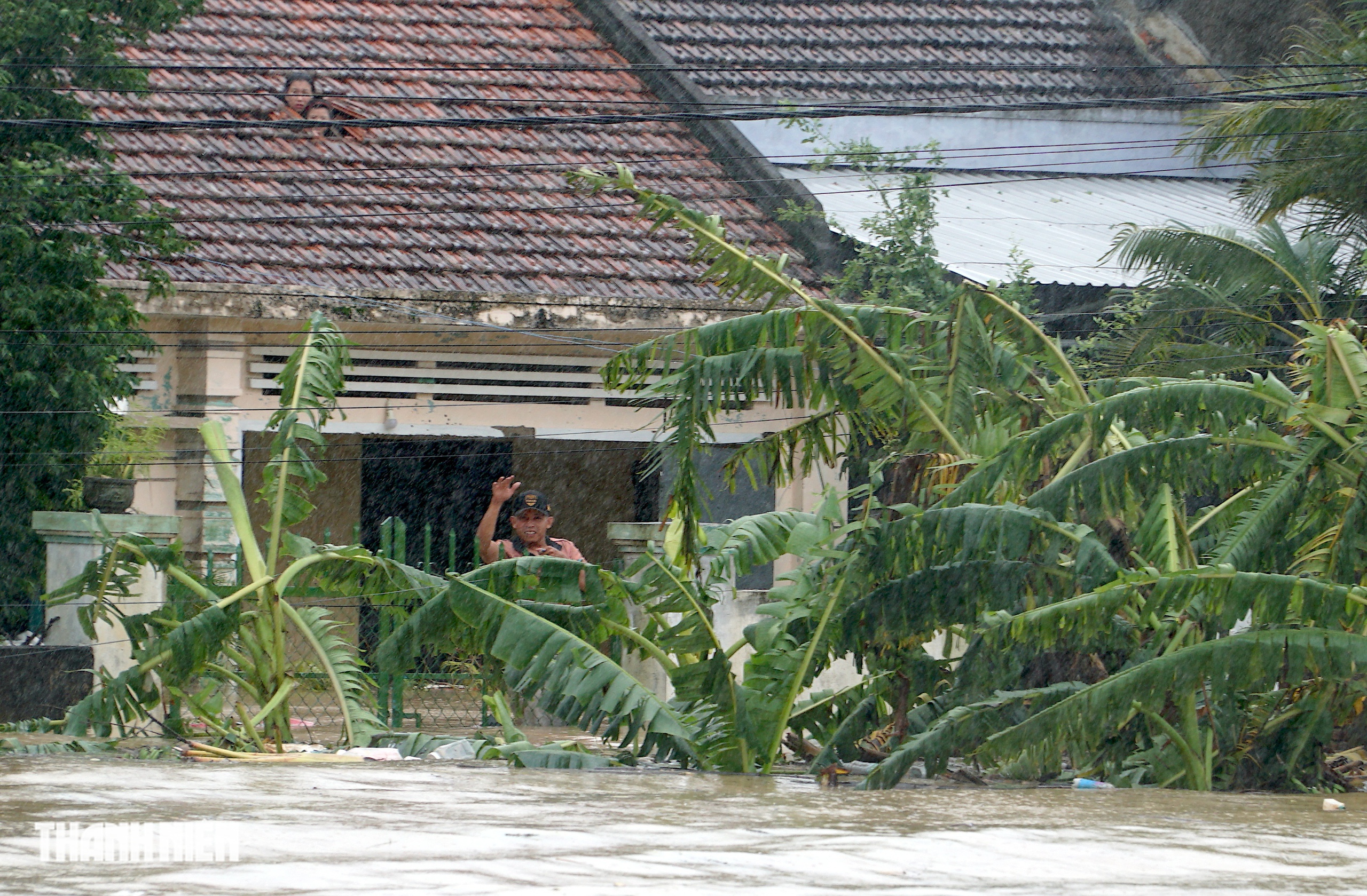 Hình ảnh nước ngập mênh mông tại tâm lũ lịch sử ở tỉnh Đắk Lắk - Ảnh 3.