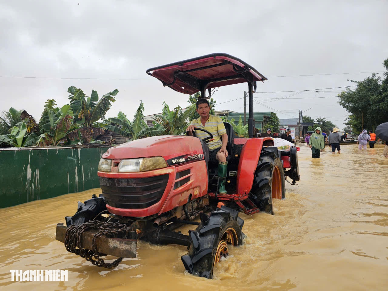Đắk Lắk công bố tình huống khẩn cấp: Người dân hối hả sơ tán giữa lũ lịch sử - Ảnh 4.