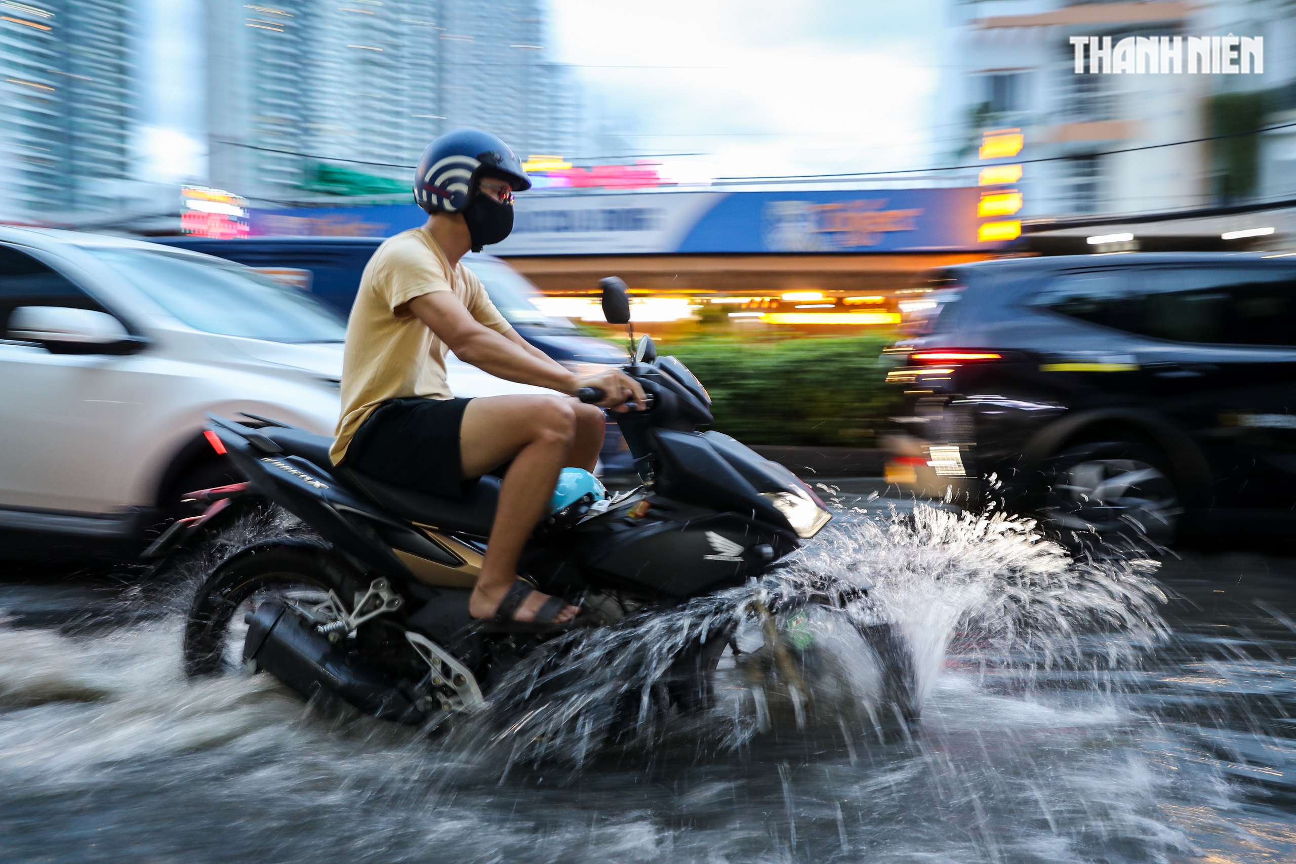 Triều cường gây ngập ở TP.HCM - Ảnh 4.