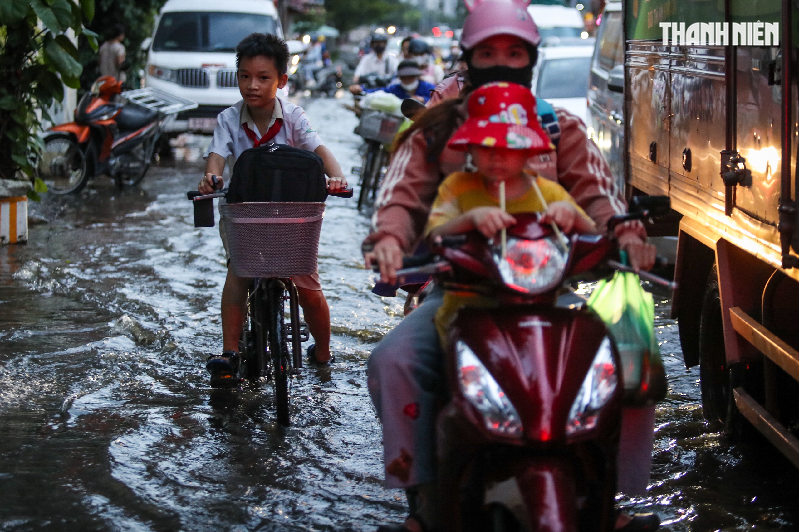 Triều cường gây ngập ở TP.HCM - Ảnh 3.