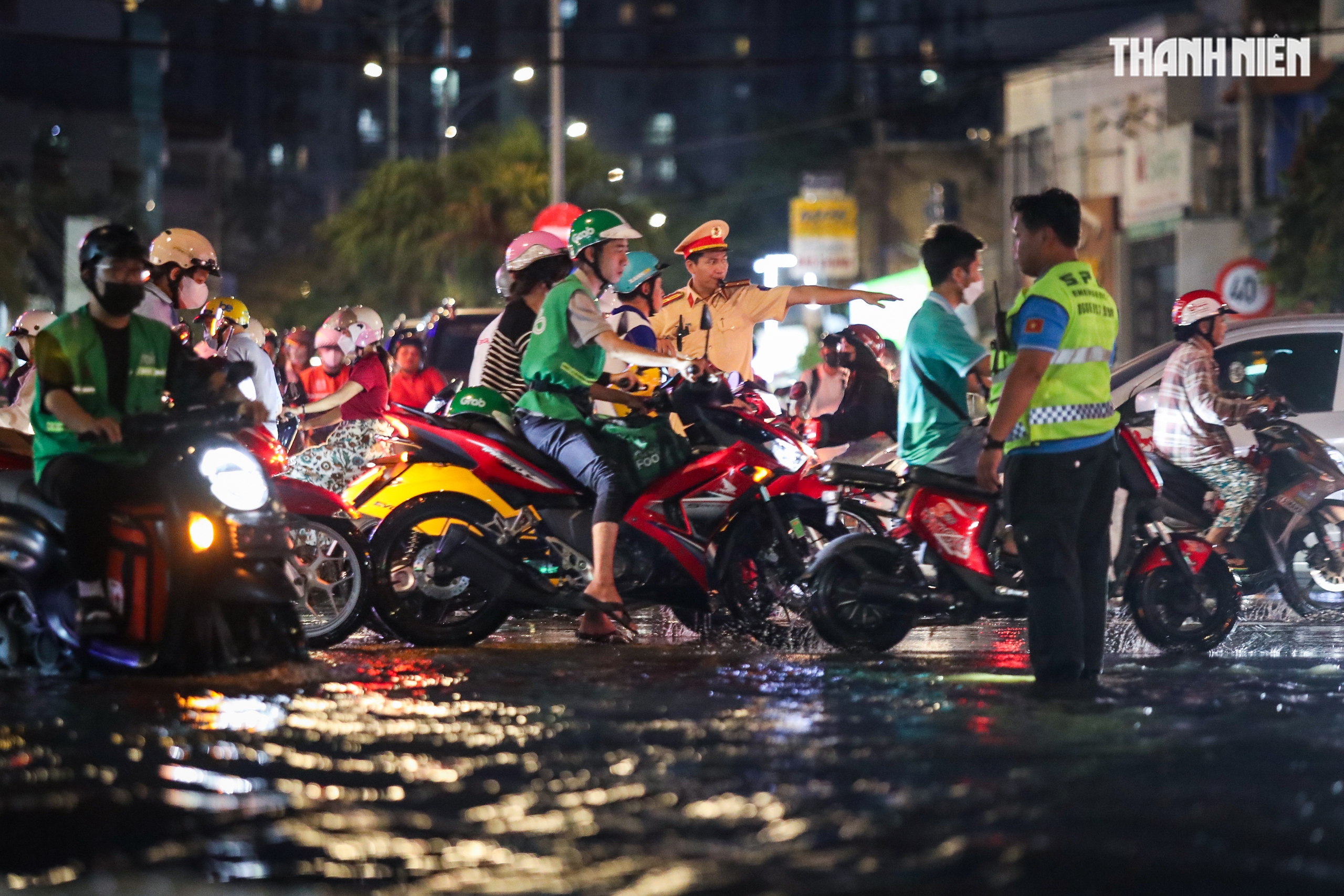 Triều cường gây ngập ở TP.HCM - Ảnh 16.