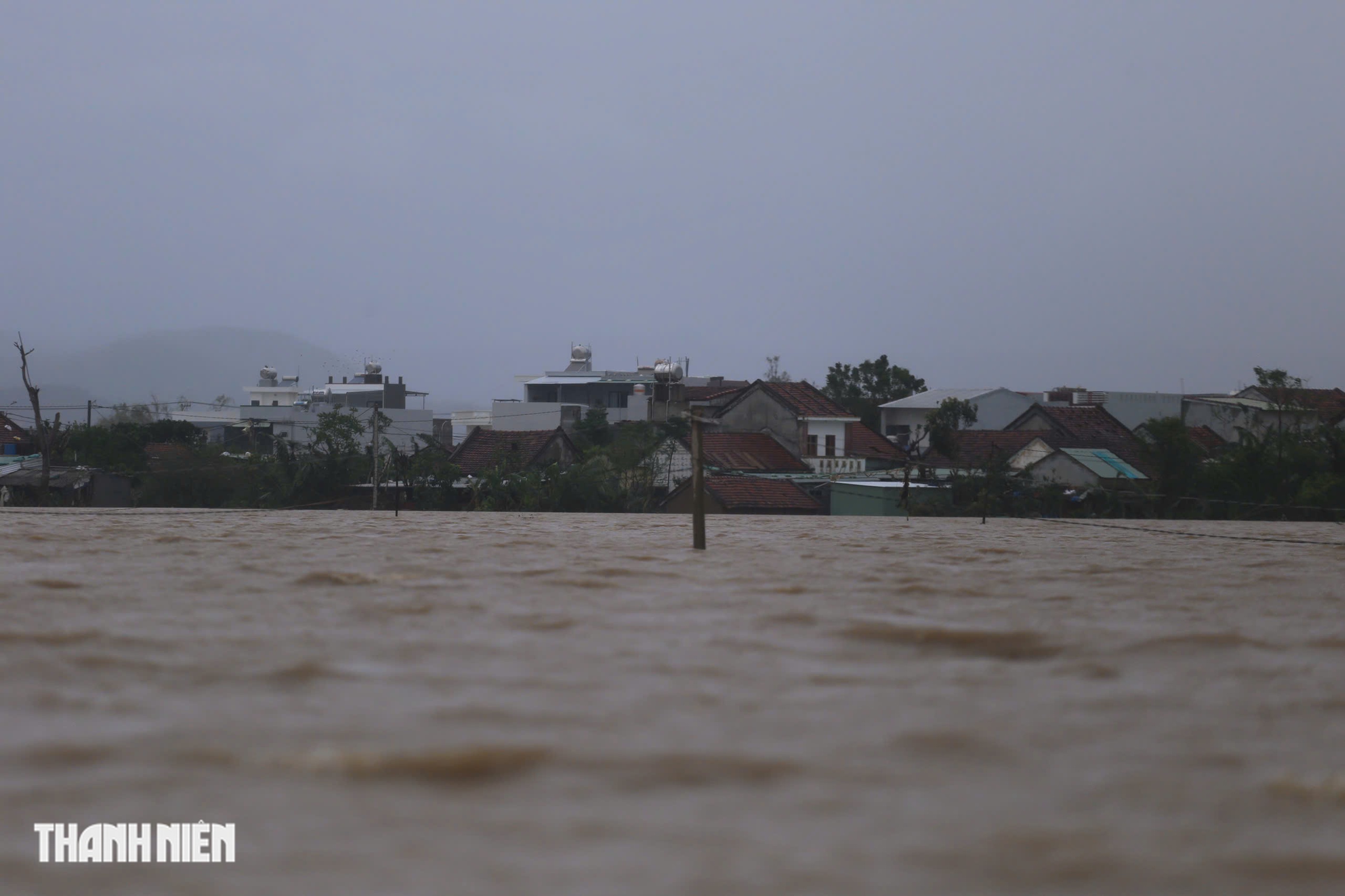 Chới với giữa ngập lụt ở Phú Yên cũ, 'lũ cuốn đi hết rồi con ơi'- Ảnh 11.