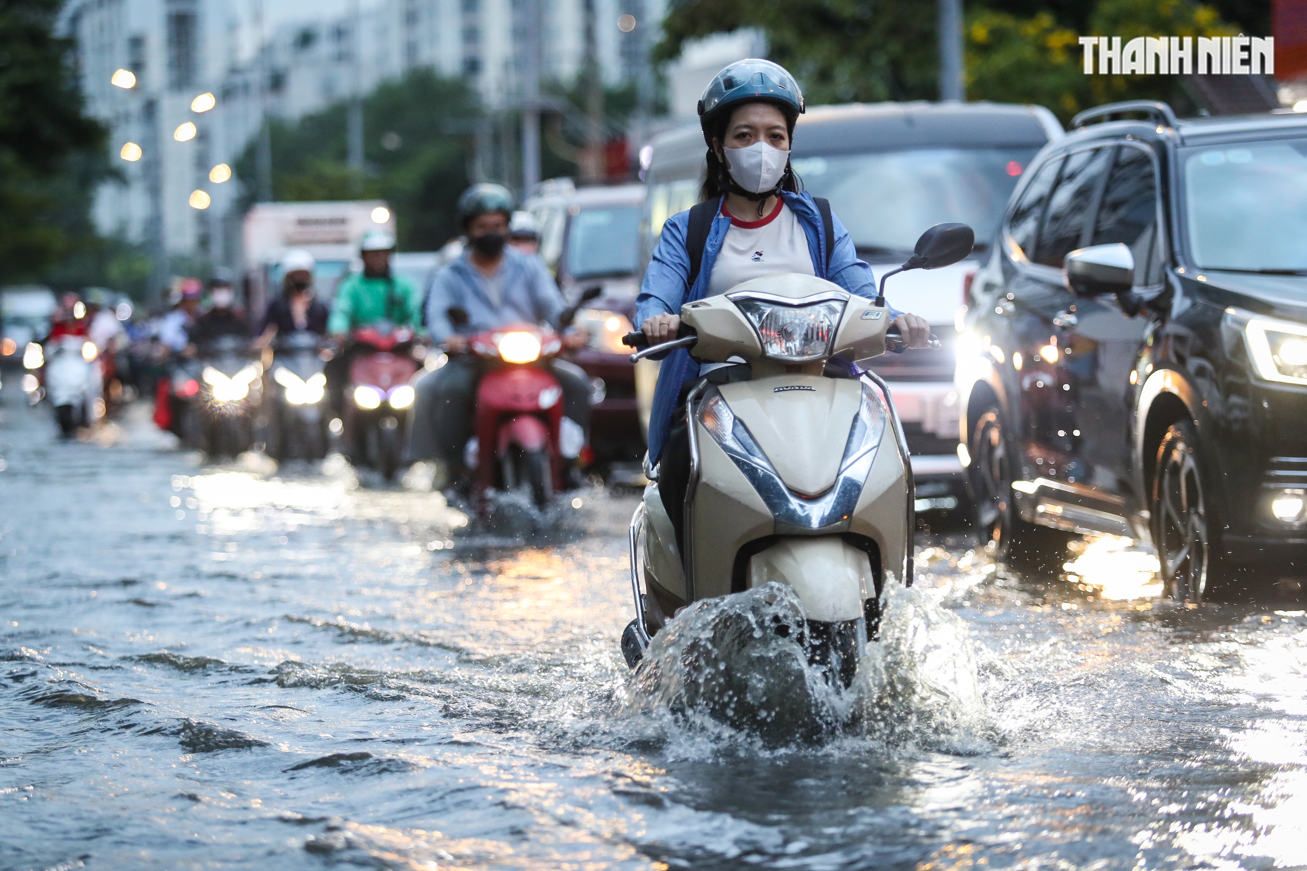 Triều cường gây ngập ở TP.HCM - Ảnh 1.