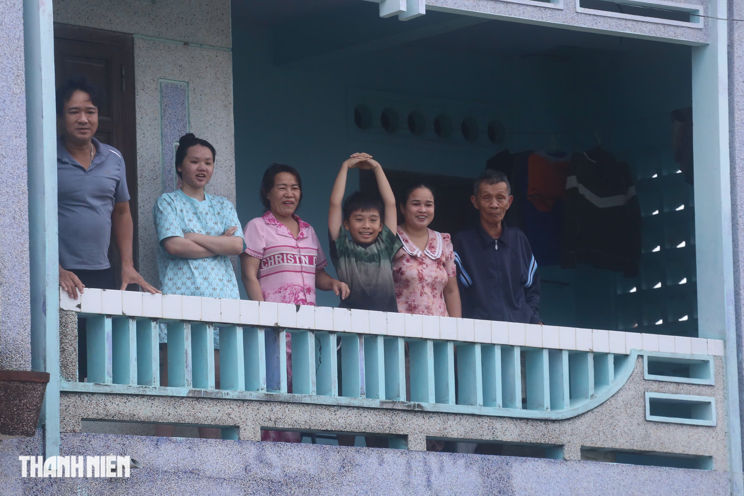 Chới với giữa ngập lụt ở Phú Yên cũ, 'lũ cuốn đi hết rồi con ơi'- Ảnh 6.